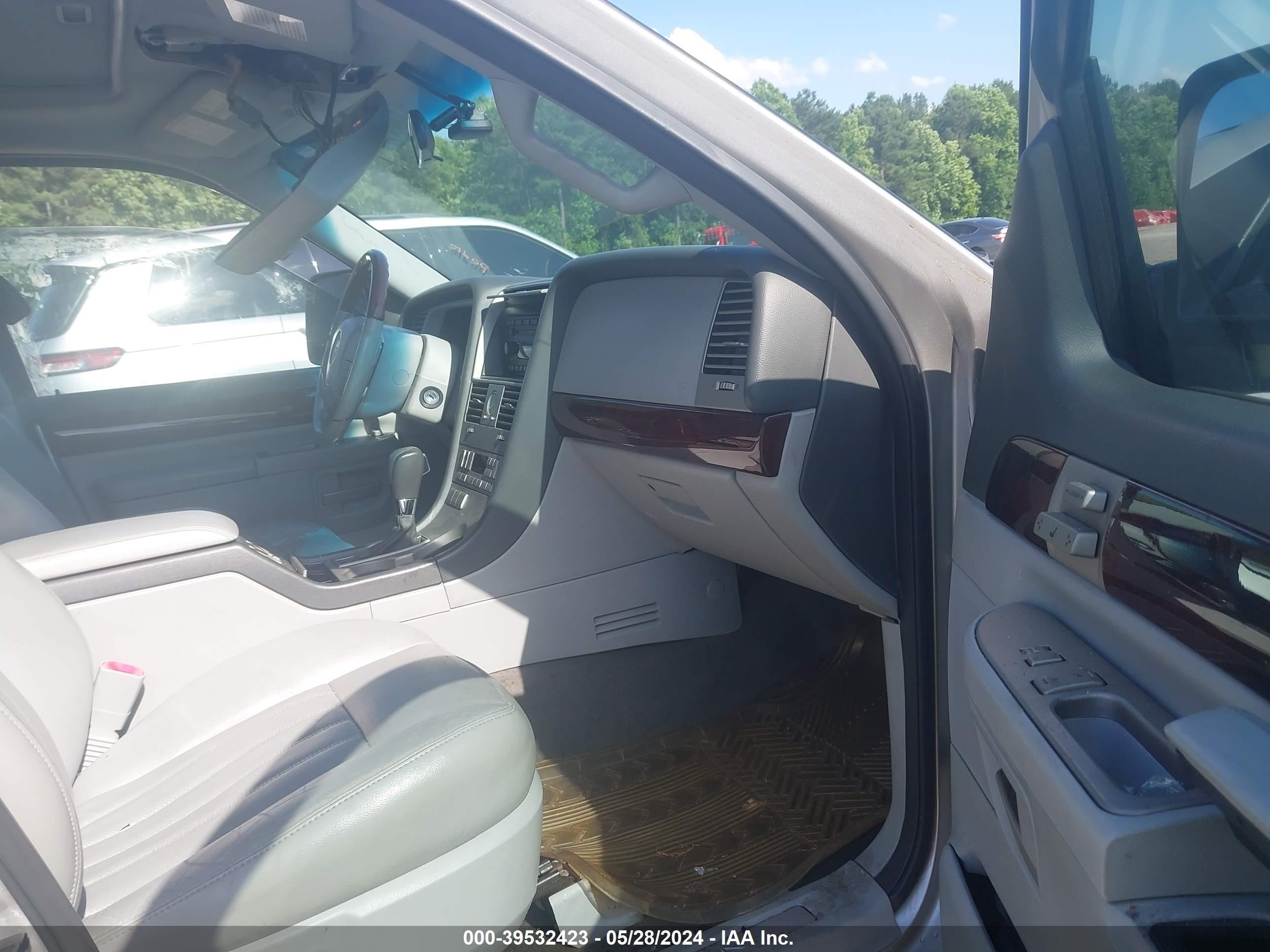 Photo 4 VIN: 5LMEU88H44ZJ10935 - LINCOLN AVIATOR 