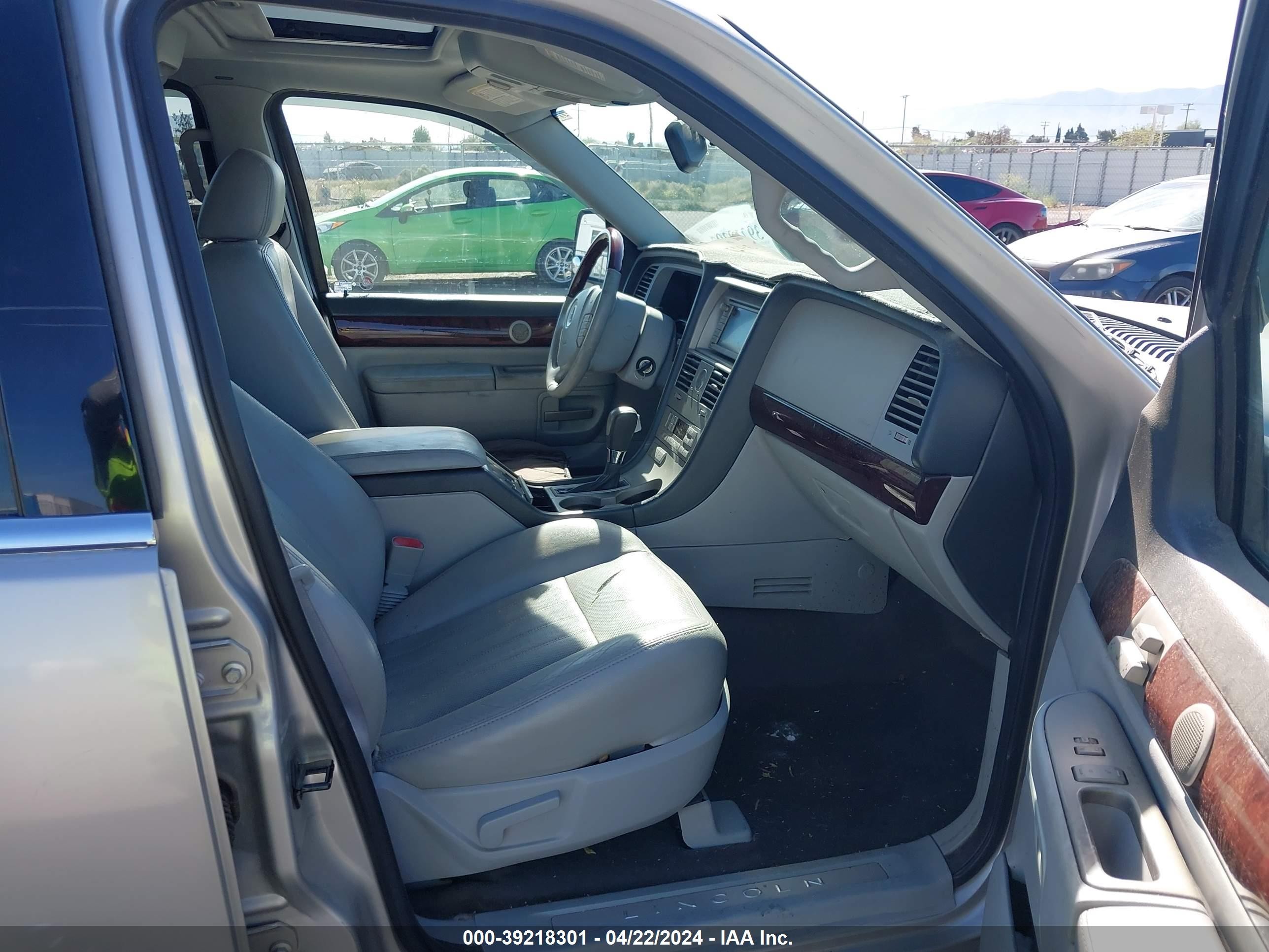 Photo 4 VIN: 5LMEU88H94ZJ49956 - LINCOLN AVIATOR 