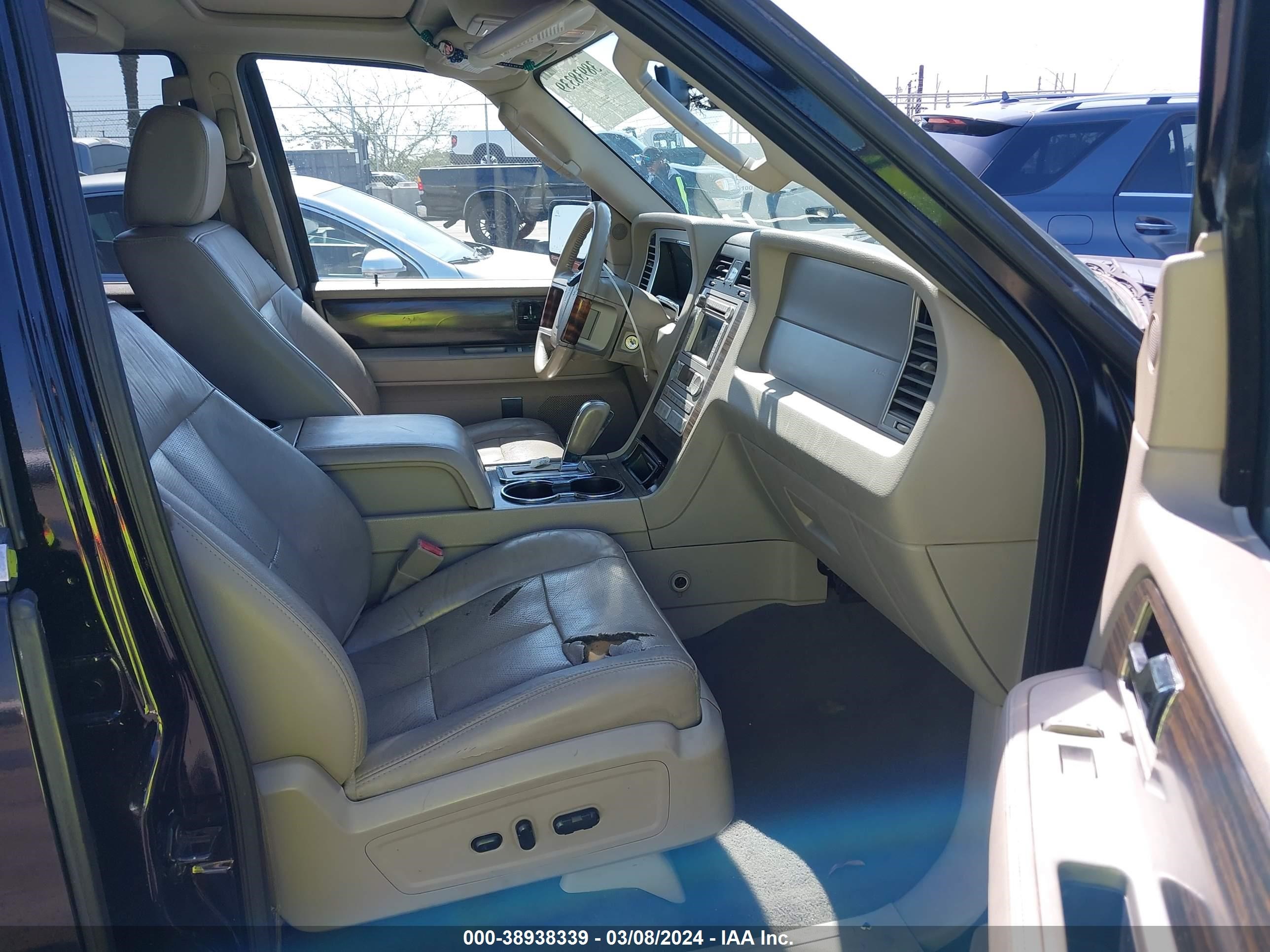 Photo 4 VIN: 5LMFL27587LJ21696 - LINCOLN NAVIGATOR 