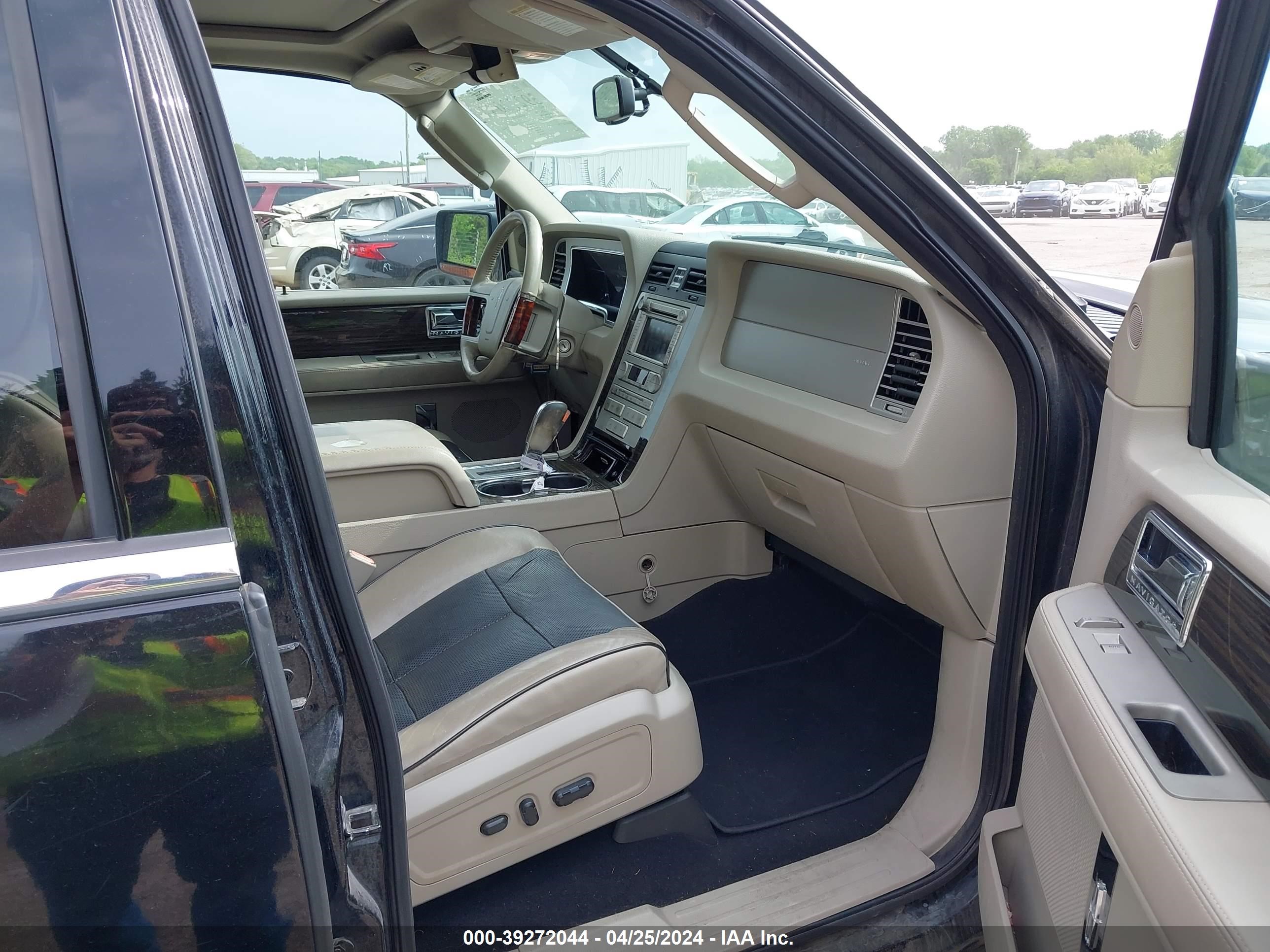 Photo 4 VIN: 5LMFL28568LJ12687 - LINCOLN NAVIGATOR 