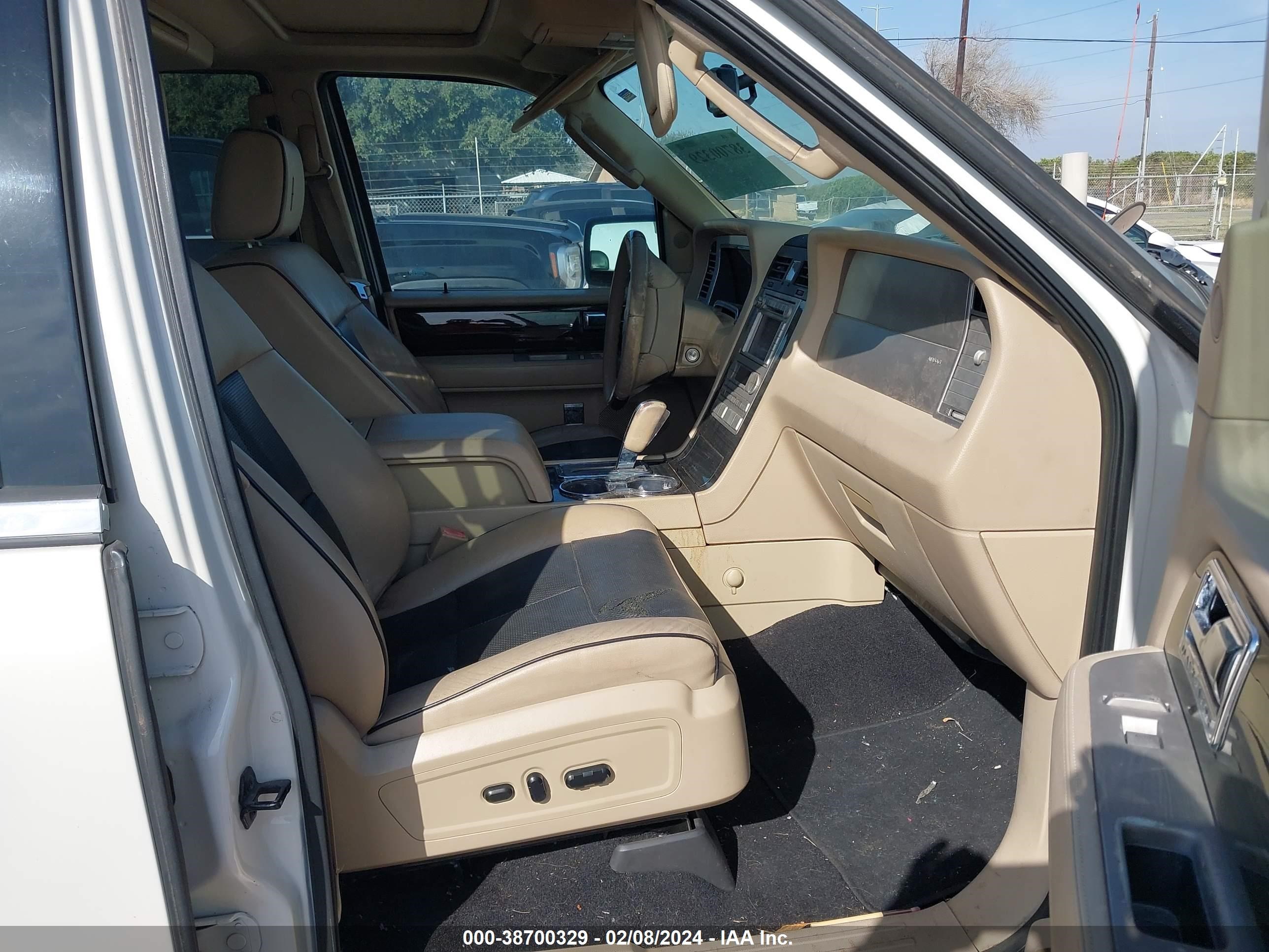 Photo 4 VIN: 5LMFU27528LJ13818 - LINCOLN NAVIGATOR 