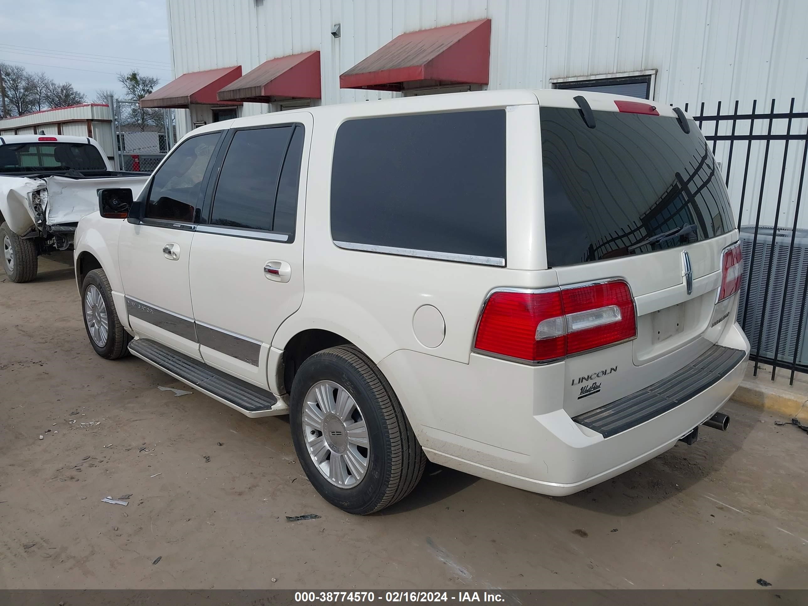 Photo 2 VIN: 5LMFU27598LJ00211 - LINCOLN NAVIGATOR 