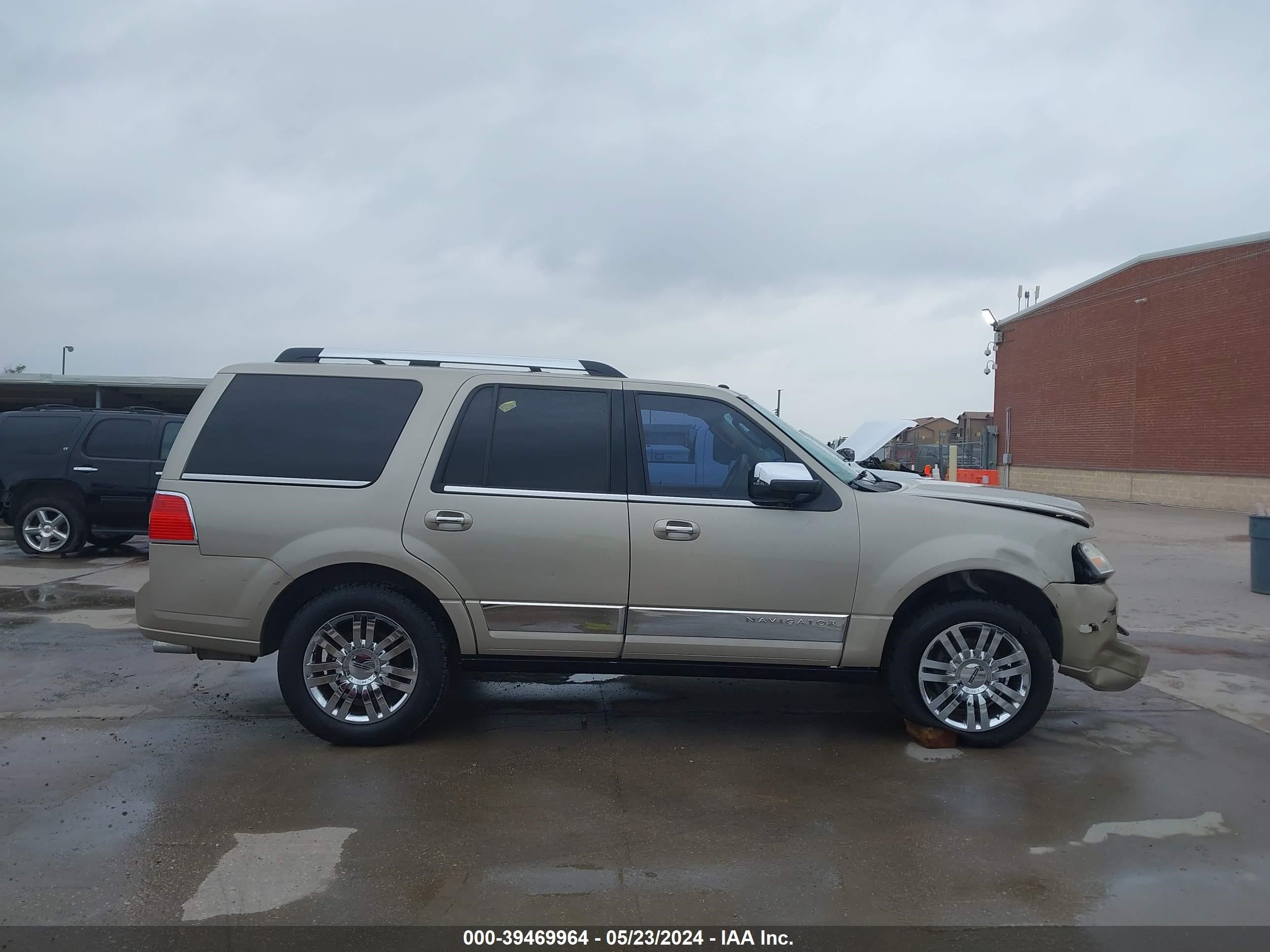 Photo 13 VIN: 5LMFU275X7LJ19915 - LINCOLN NAVIGATOR 