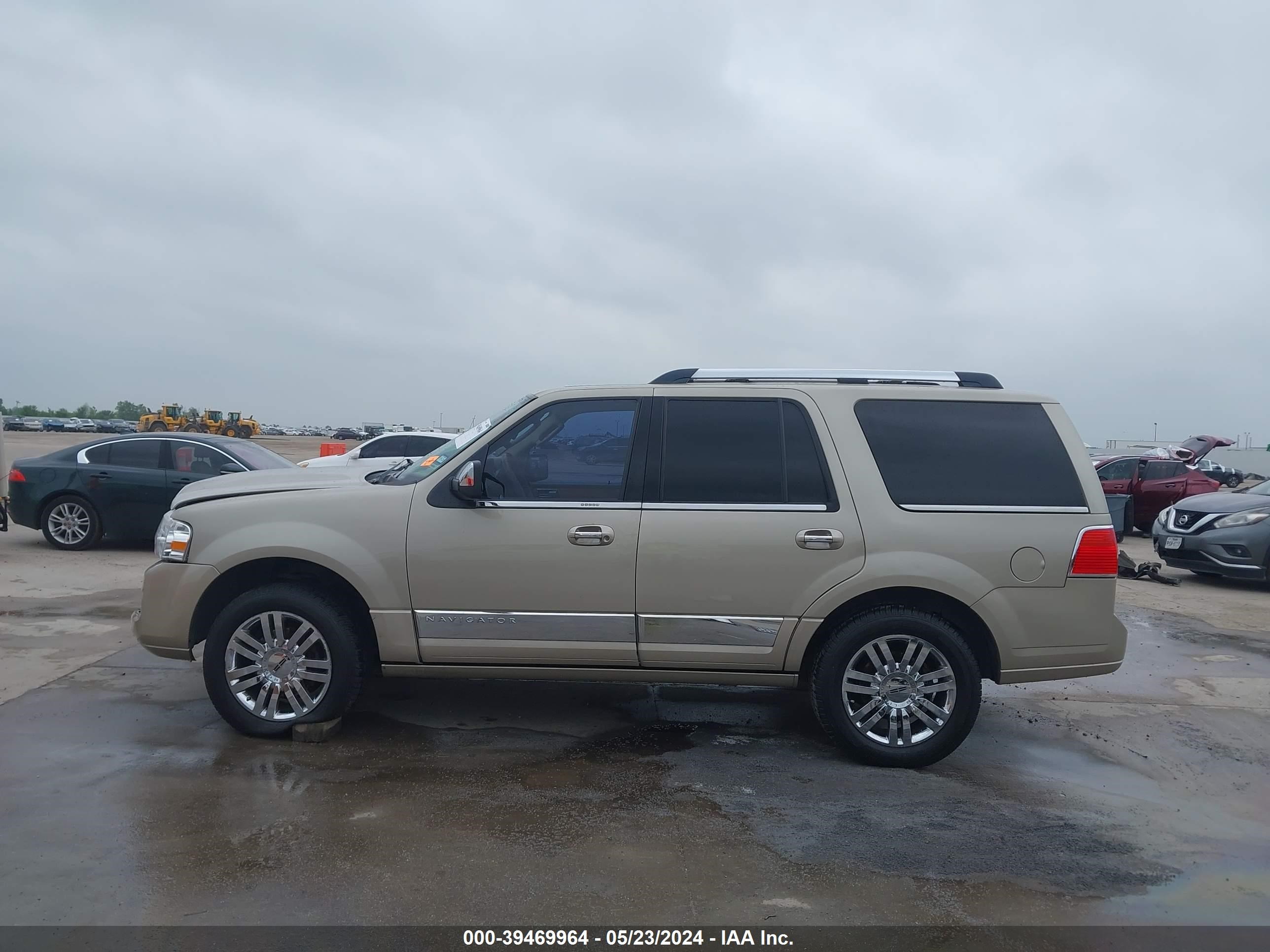 Photo 14 VIN: 5LMFU275X7LJ19915 - LINCOLN NAVIGATOR 