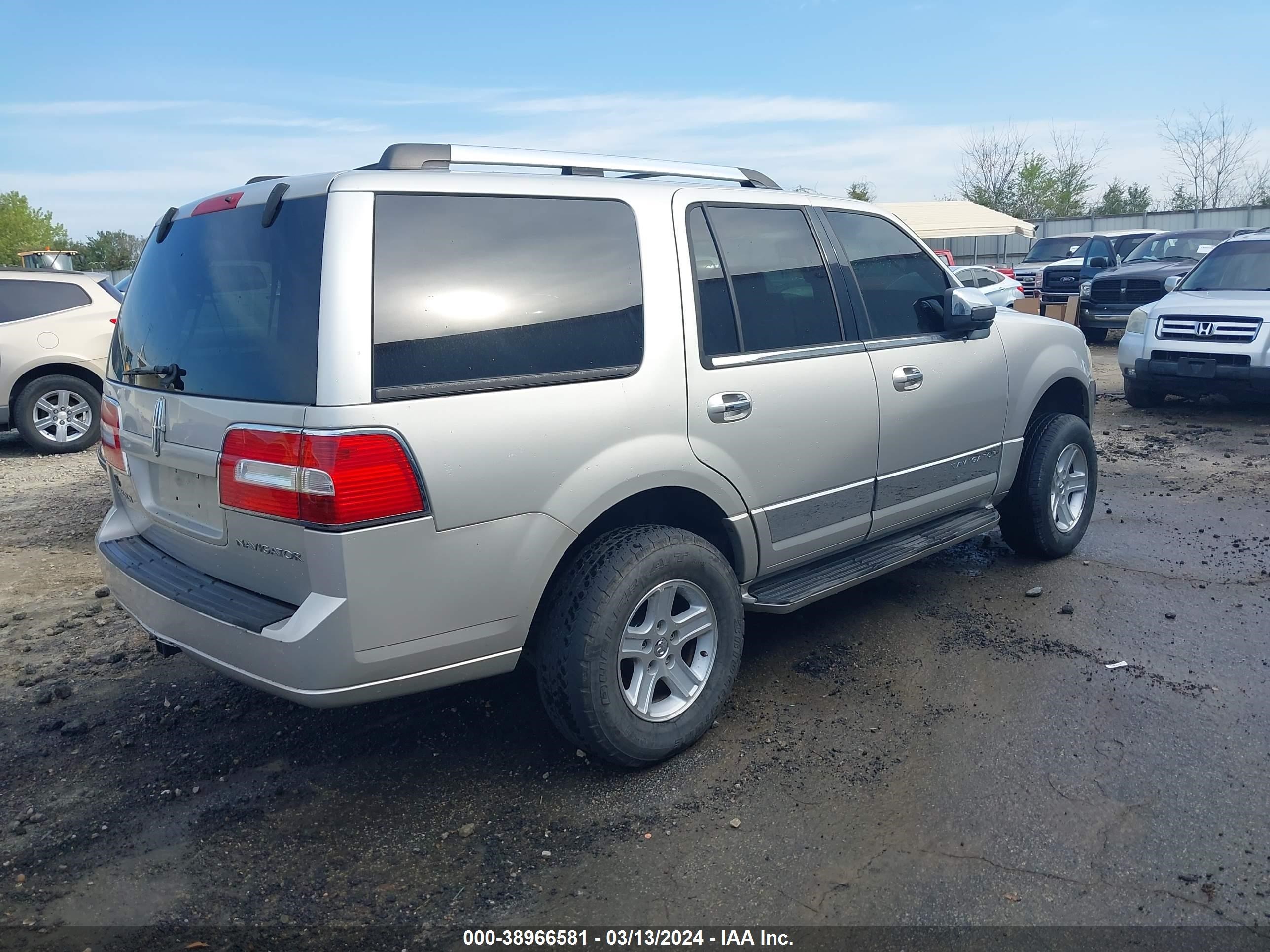 Photo 3 VIN: 5LMFU28517LJ10924 - LINCOLN NAVIGATOR 