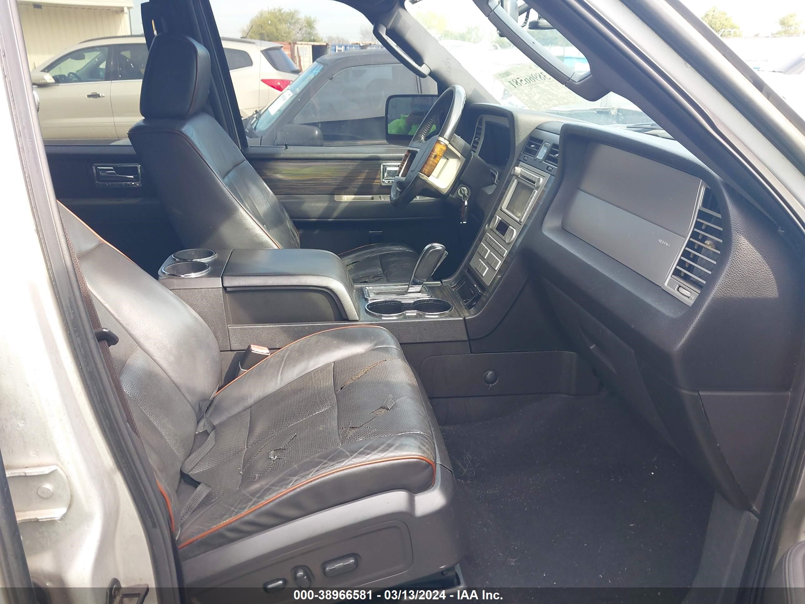 Photo 4 VIN: 5LMFU28517LJ10924 - LINCOLN NAVIGATOR 