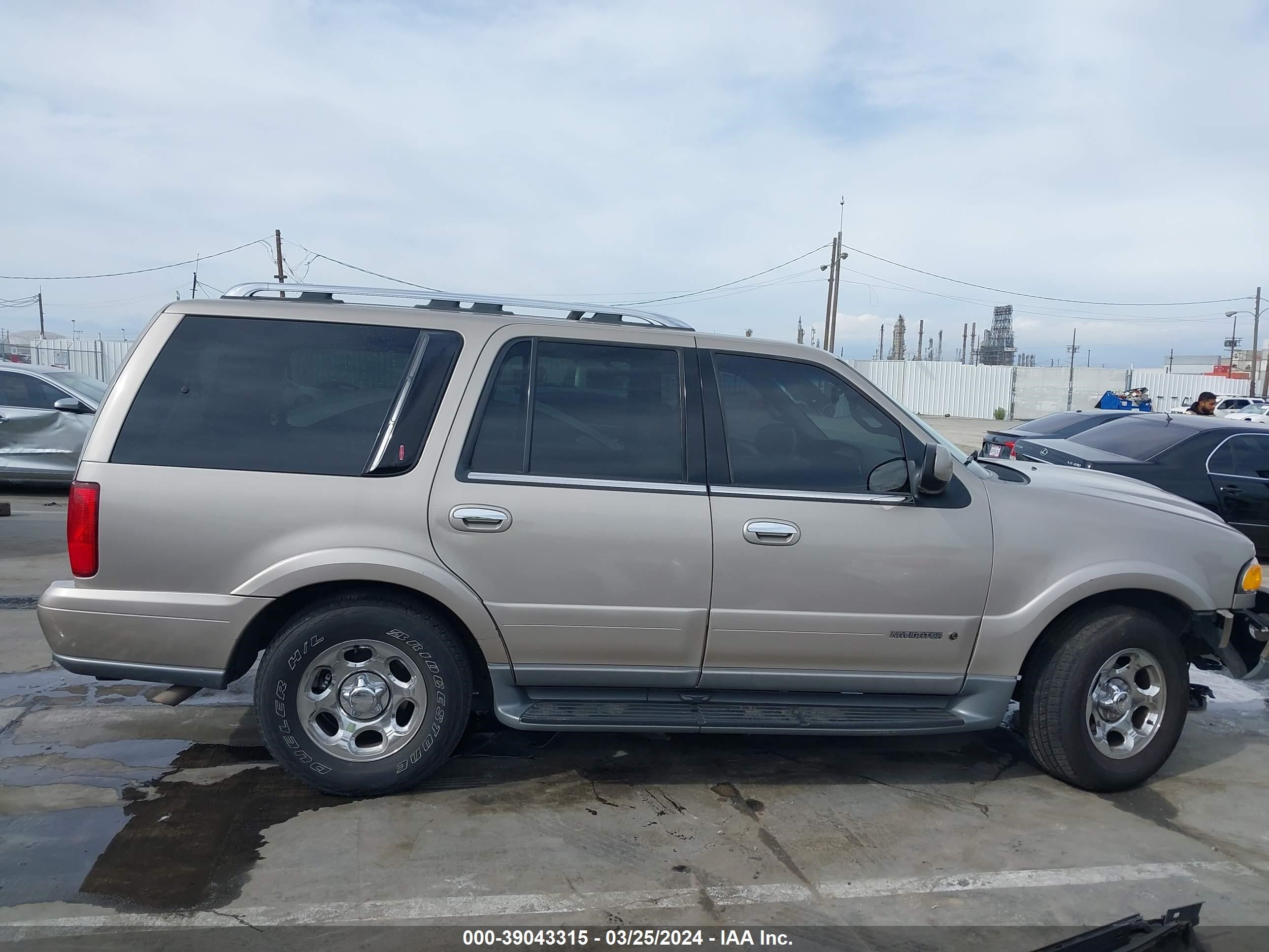 Photo 12 VIN: 5LMFU28A2YLJ38262 - LINCOLN NAVIGATOR 