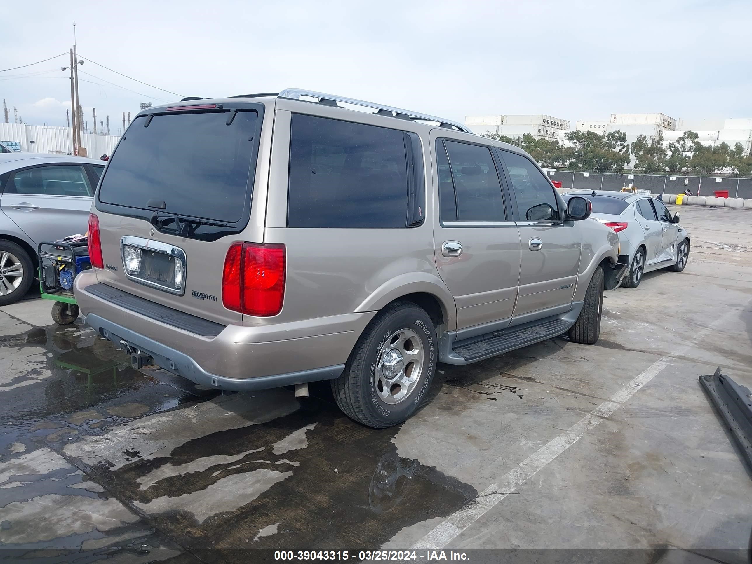 Photo 3 VIN: 5LMFU28A2YLJ38262 - LINCOLN NAVIGATOR 