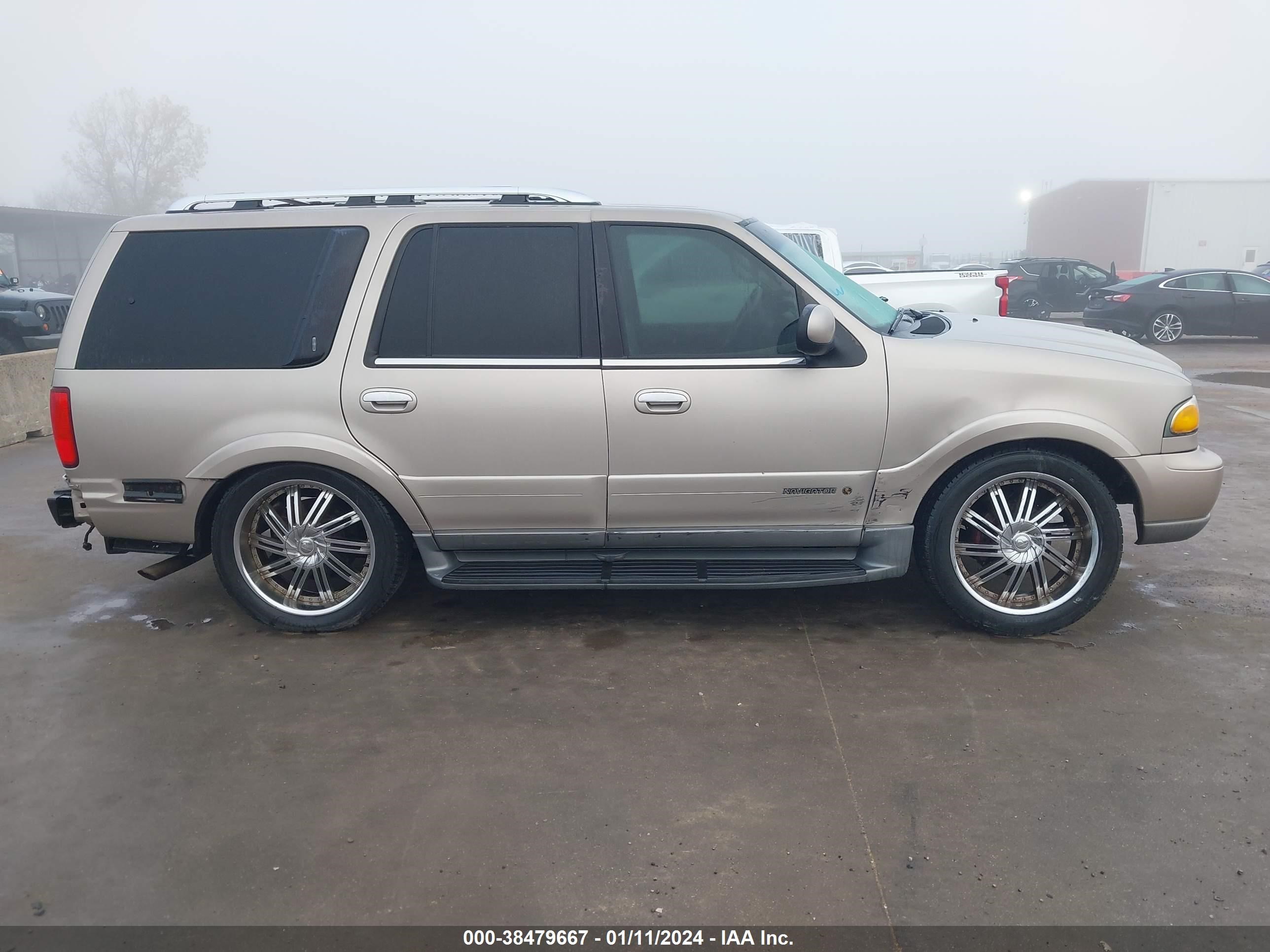 Photo 12 VIN: 5LMFU28A8YLJ22552 - LINCOLN NAVIGATOR 