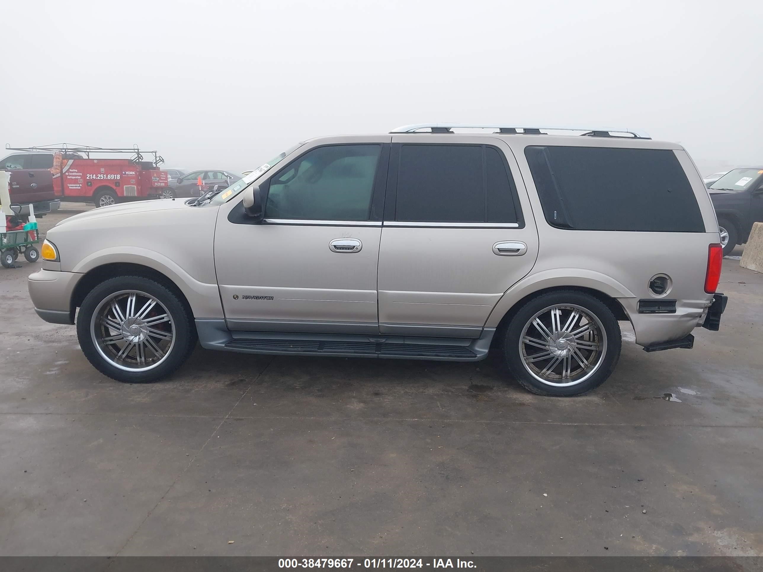 Photo 13 VIN: 5LMFU28A8YLJ22552 - LINCOLN NAVIGATOR 