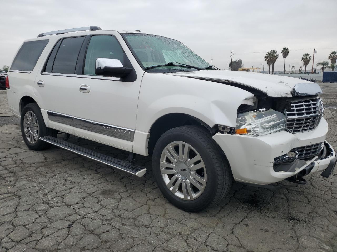 Photo 3 VIN: 5LMJJ2H54CEL02193 - LINCOLN NAVIGATOR 