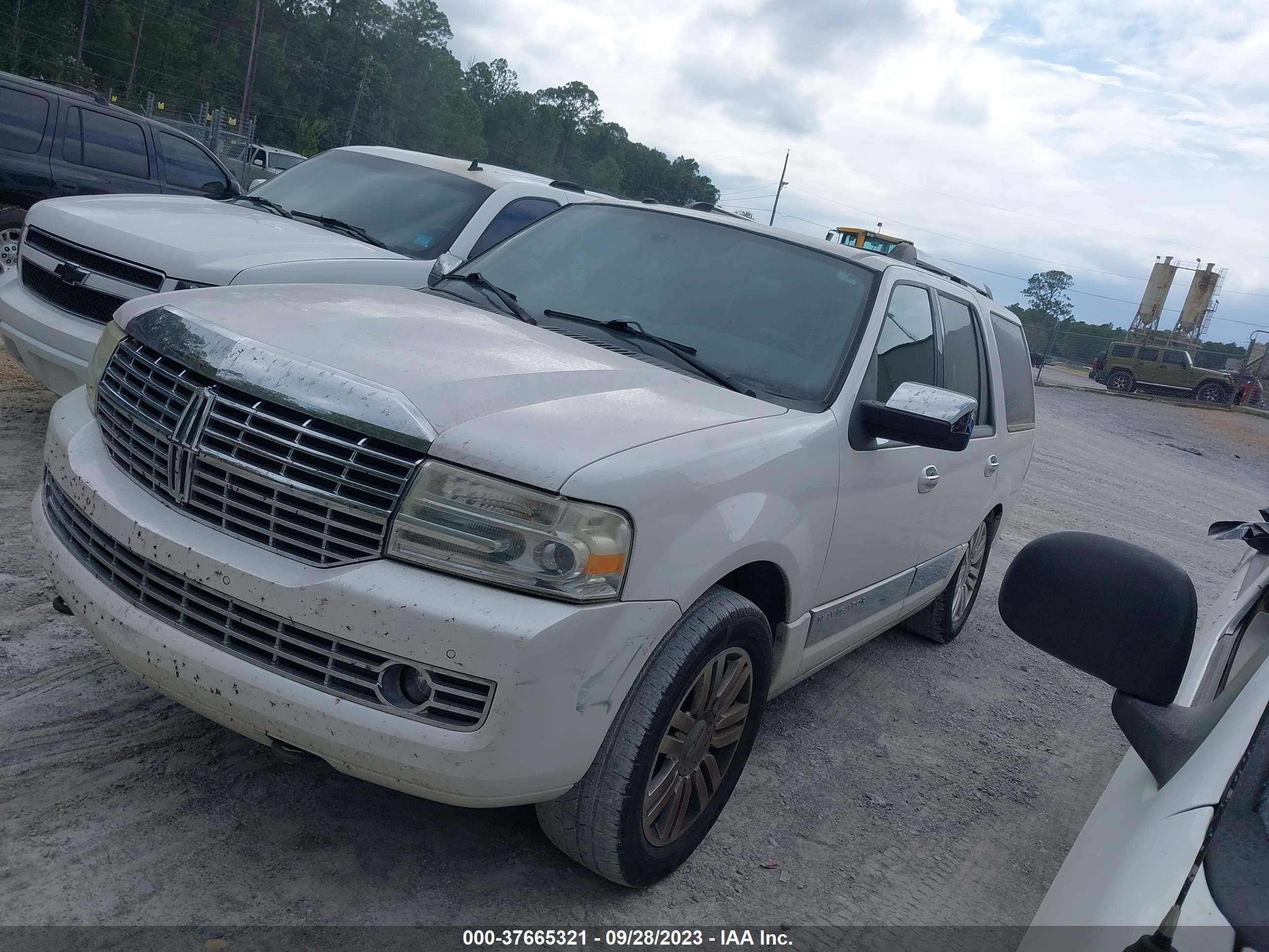 Photo 1 VIN: 5LMJJ2H58BEJ08510 - LINCOLN NAVIGATOR 