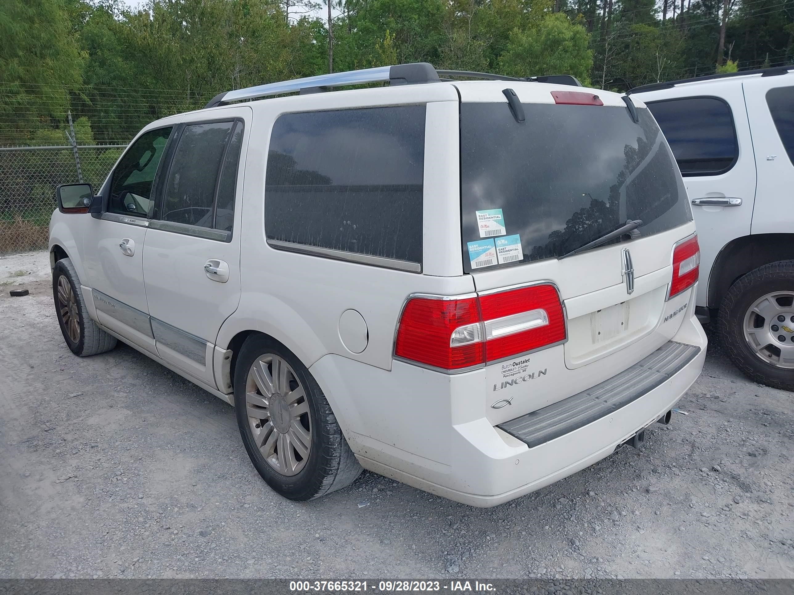 Photo 2 VIN: 5LMJJ2H58BEJ08510 - LINCOLN NAVIGATOR 