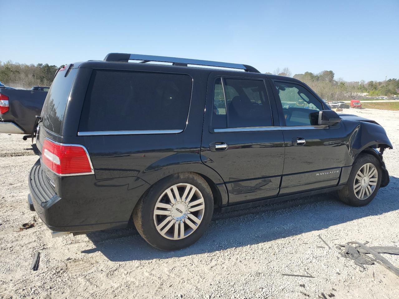 Photo 2 VIN: 5LMJJ2H59BEJ00898 - LINCOLN NAVIGATOR 