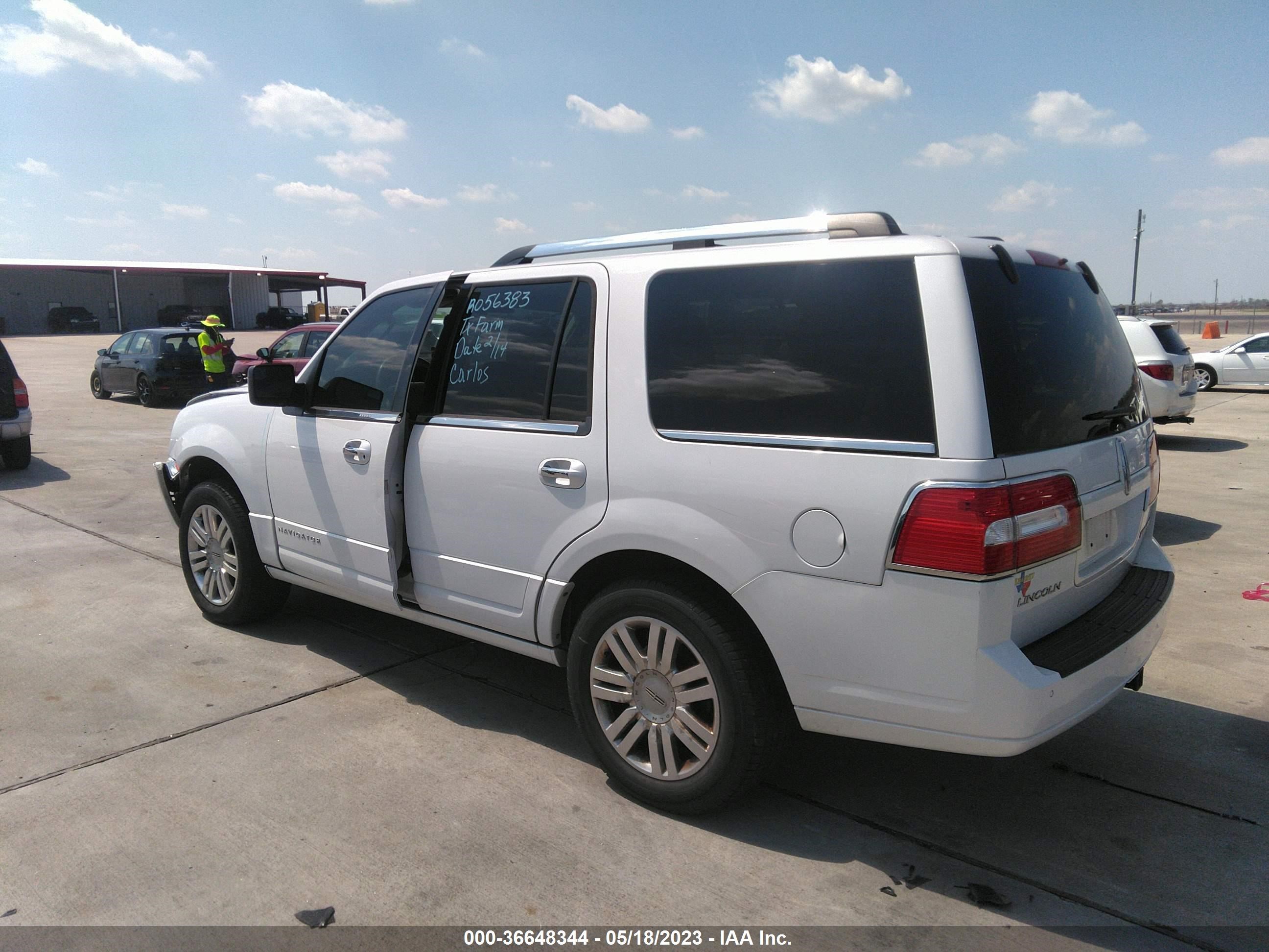 Photo 2 VIN: 5LMJJ2H5XEEL06607 - LINCOLN NAVIGATOR 