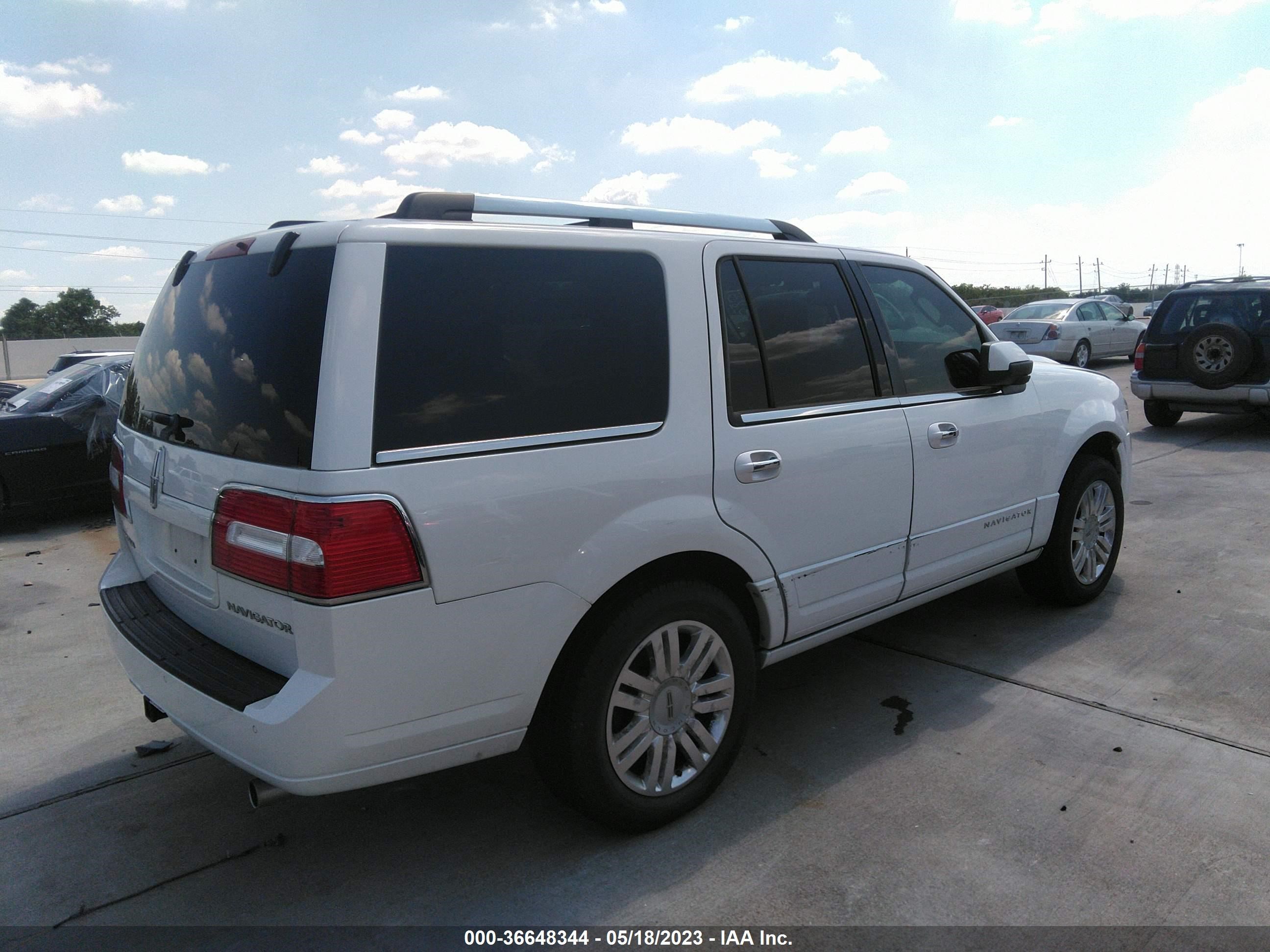 Photo 3 VIN: 5LMJJ2H5XEEL06607 - LINCOLN NAVIGATOR 