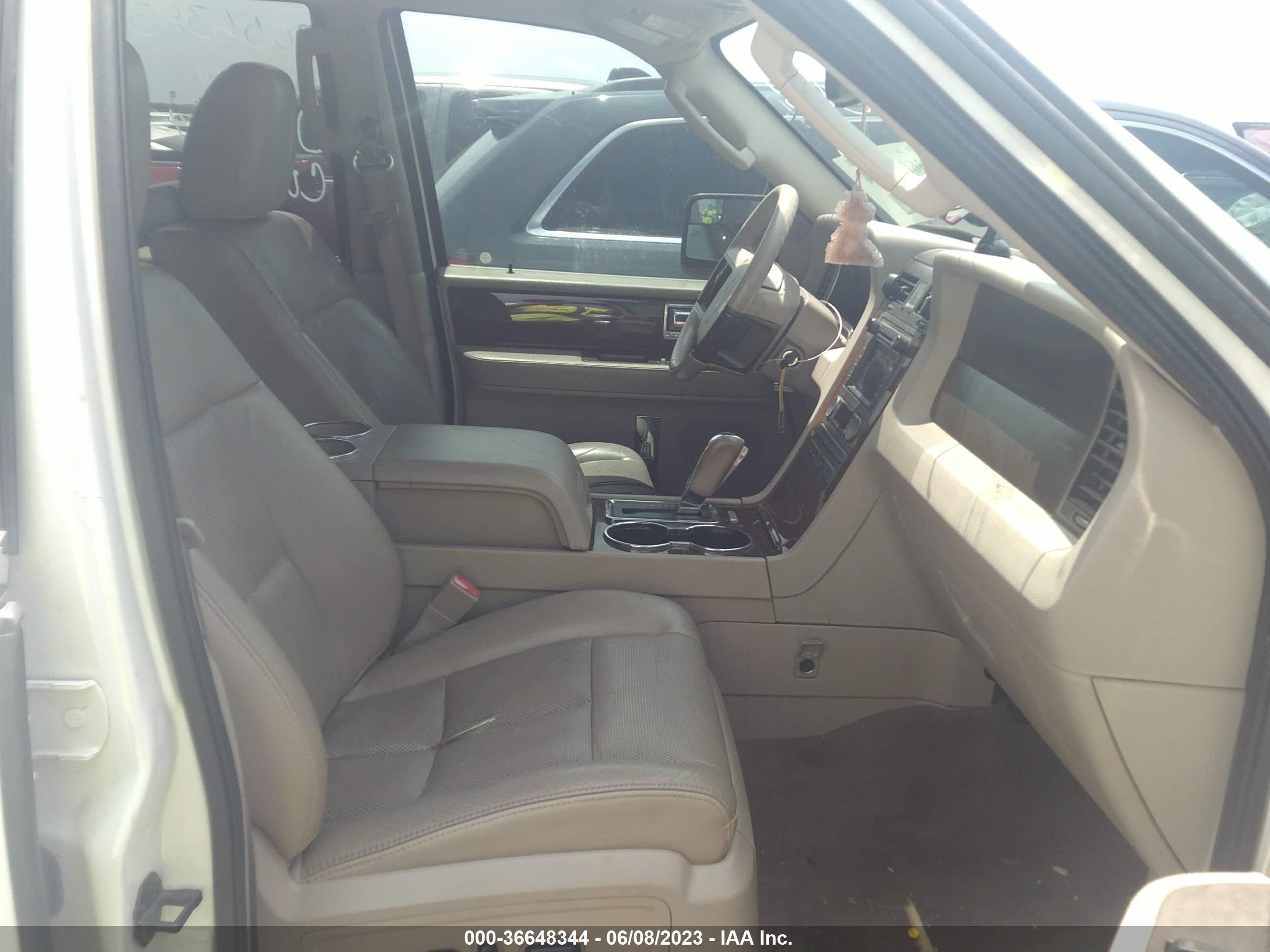 Photo 4 VIN: 5LMJJ2H5XEEL06607 - LINCOLN NAVIGATOR 