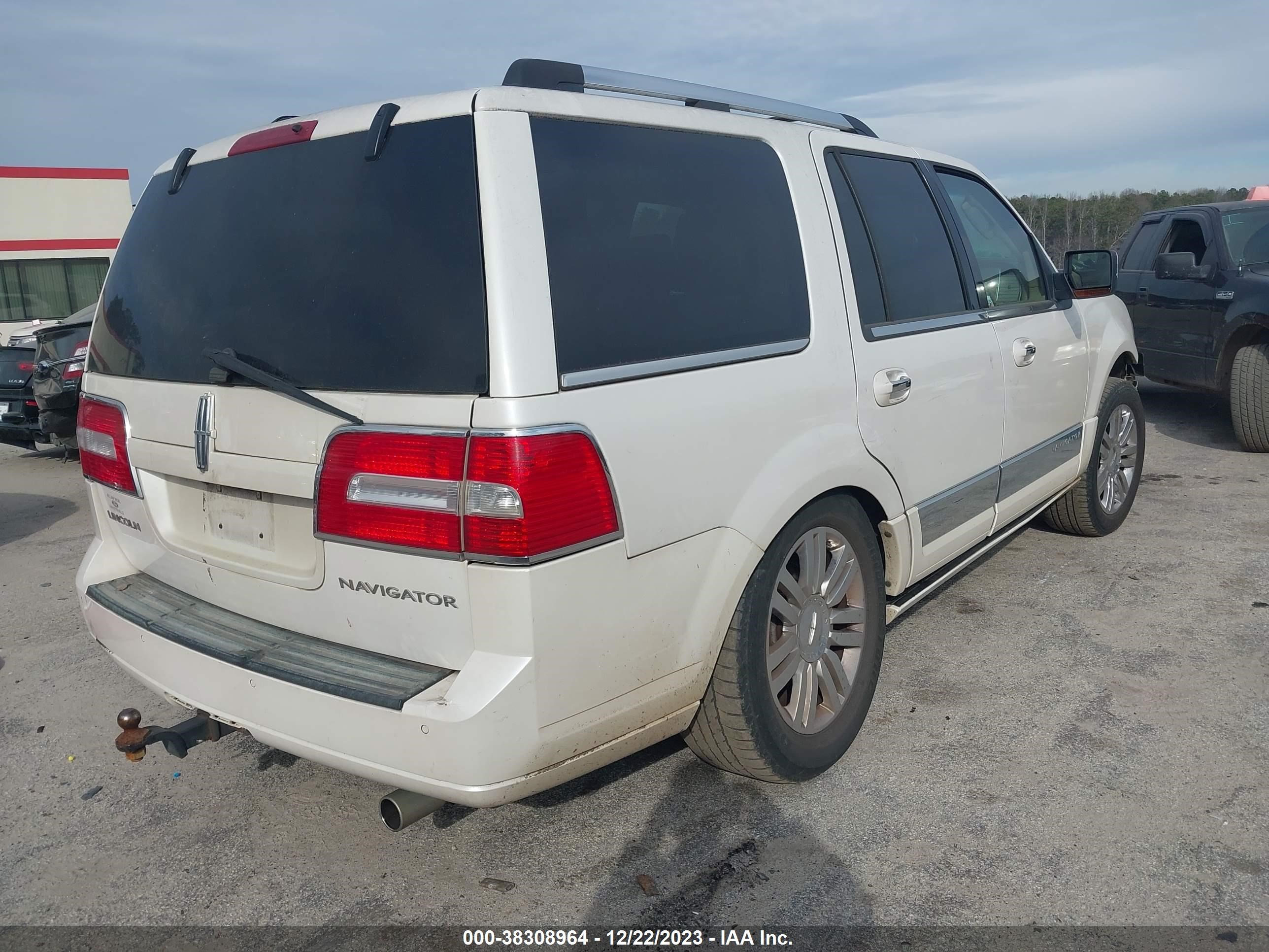 Photo 3 VIN: 5LMJJ2J50AEJ09918 - LINCOLN NAVIGATOR 