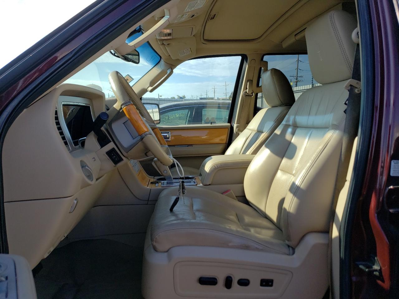 Photo 6 VIN: 5LMJJ2J52AEJ02193 - LINCOLN NAVIGATOR 