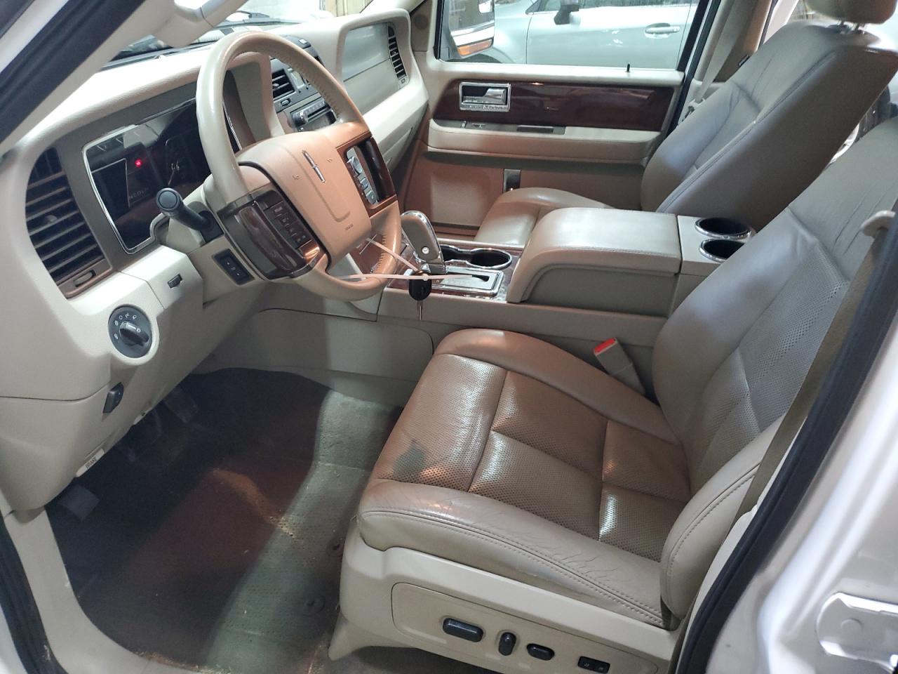 Photo 6 VIN: 5LMJJ2J52EEL08555 - LINCOLN NAVIGATOR 