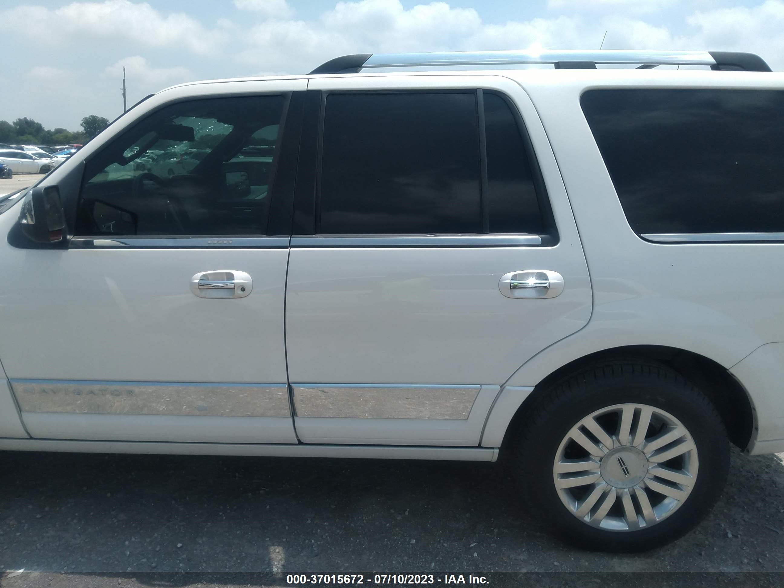 Photo 13 VIN: 5LMJJ2J56EEL08753 - LINCOLN NAVIGATOR 