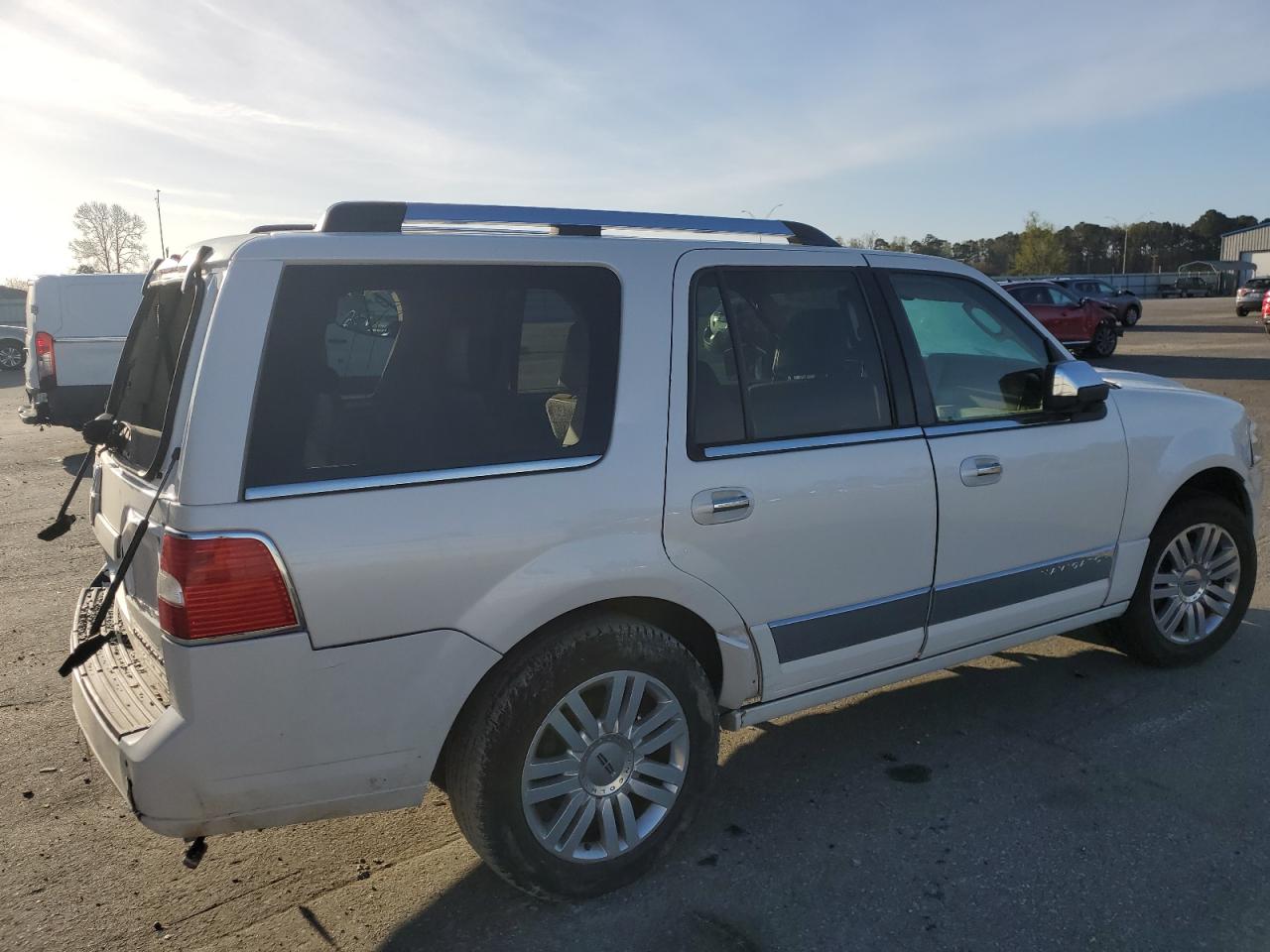 Photo 2 VIN: 5LMJJ2J58BEJ10140 - LINCOLN NAVIGATOR 