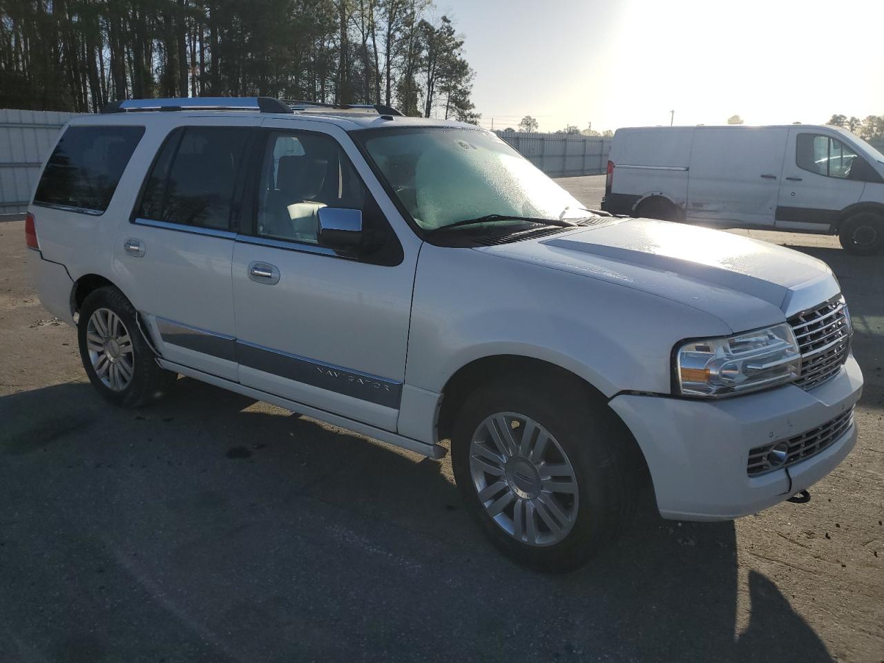 Photo 3 VIN: 5LMJJ2J58BEJ10140 - LINCOLN NAVIGATOR 