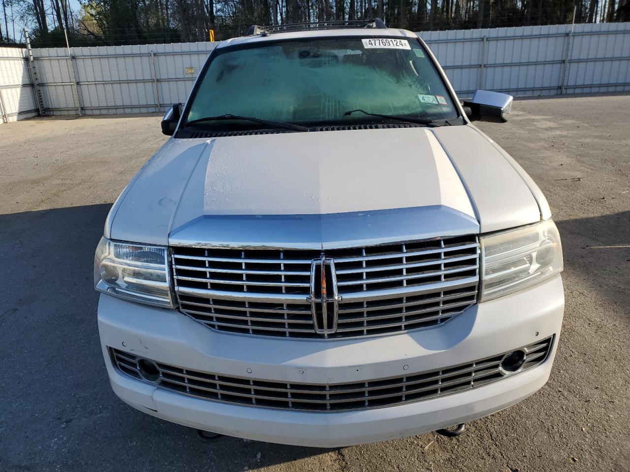 Photo 4 VIN: 5LMJJ2J58BEJ10140 - LINCOLN NAVIGATOR 