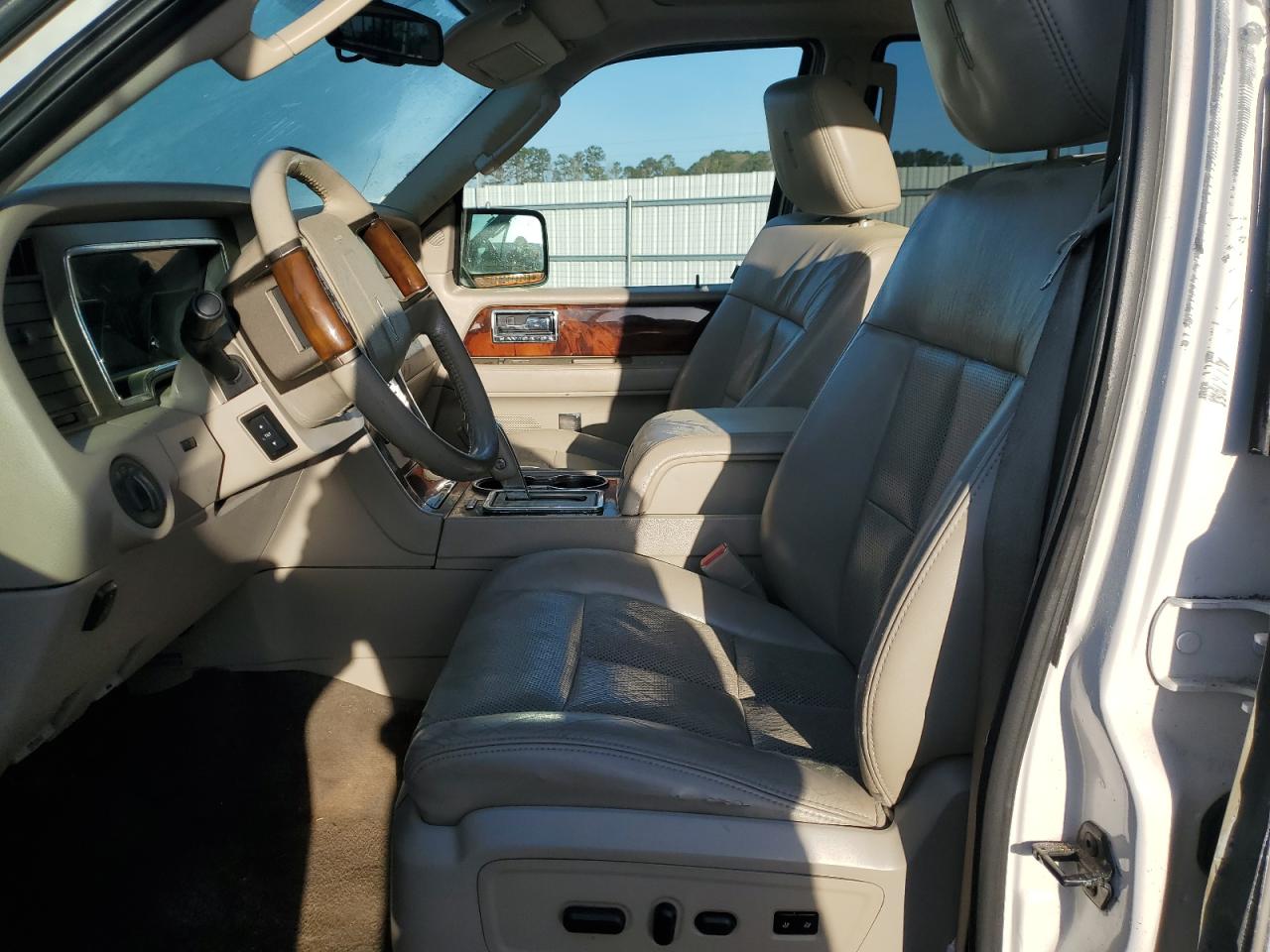 Photo 6 VIN: 5LMJJ2J58BEJ10140 - LINCOLN NAVIGATOR 