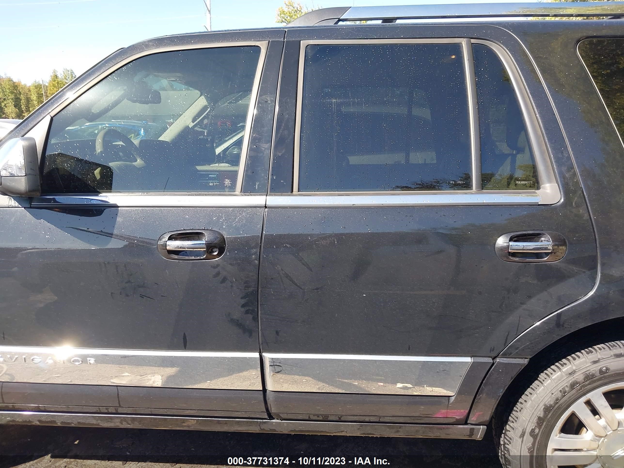 Photo 13 VIN: 5LMJJ2J5XEEL05239 - LINCOLN NAVIGATOR 