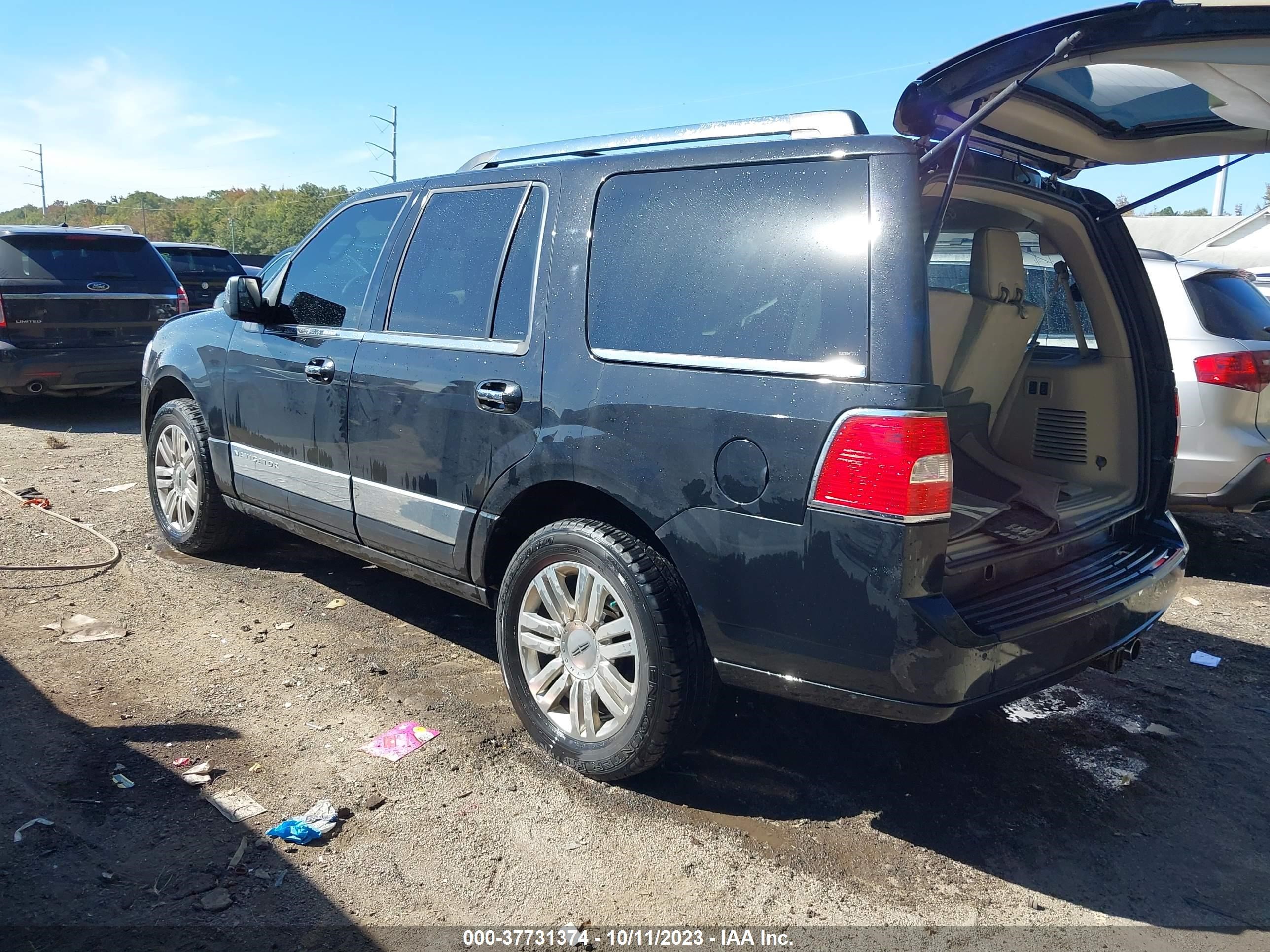 Photo 2 VIN: 5LMJJ2J5XEEL05239 - LINCOLN NAVIGATOR 