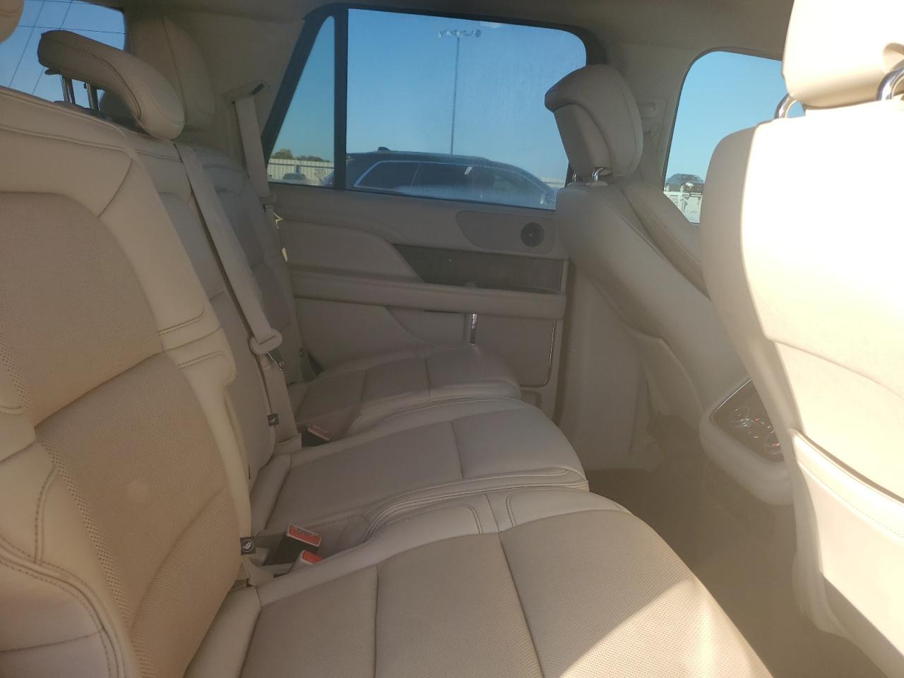 Photo 11 VIN: 5LMJJ2MT8JEL10590 - LINCOLN NAVIGATOR 