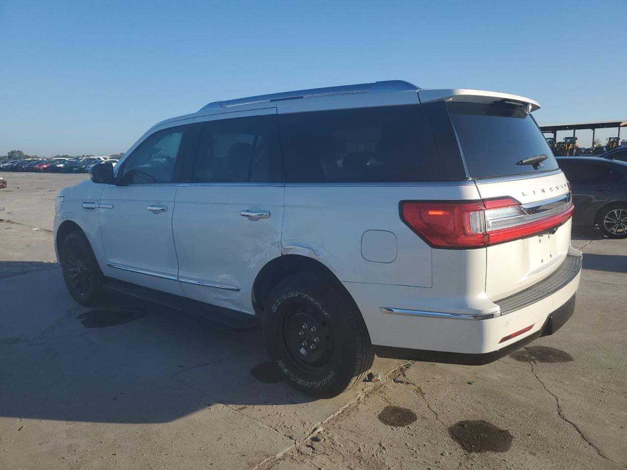 Photo 2 VIN: 5LMJJ2MT8JEL10590 - LINCOLN NAVIGATOR 