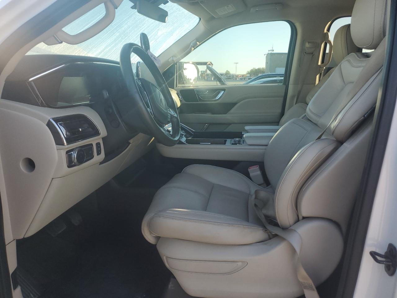 Photo 7 VIN: 5LMJJ2MT8JEL10590 - LINCOLN NAVIGATOR 