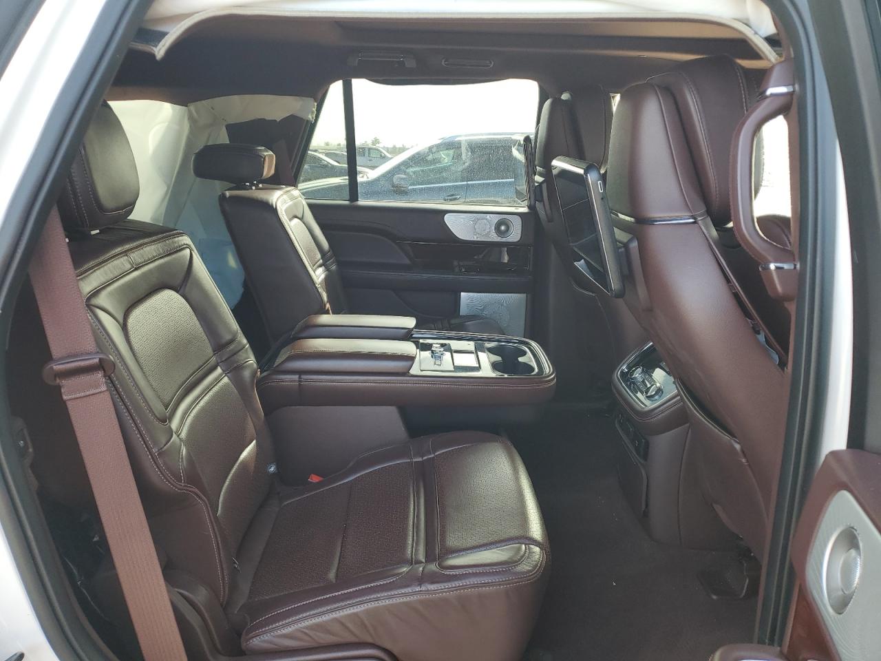 Photo 10 VIN: 5LMJJ2TT6JEL13540 - LINCOLN NAVIGATOR 