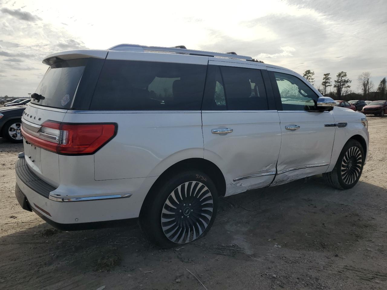 Photo 2 VIN: 5LMJJ2TT6JEL13540 - LINCOLN NAVIGATOR 