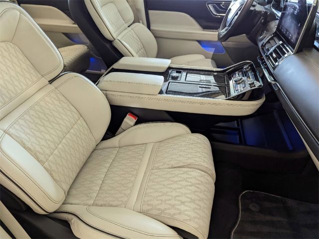 Photo 2 VIN: 5LMJJ2TT8LEL07273 - LINCOLN NAVIGATOR 