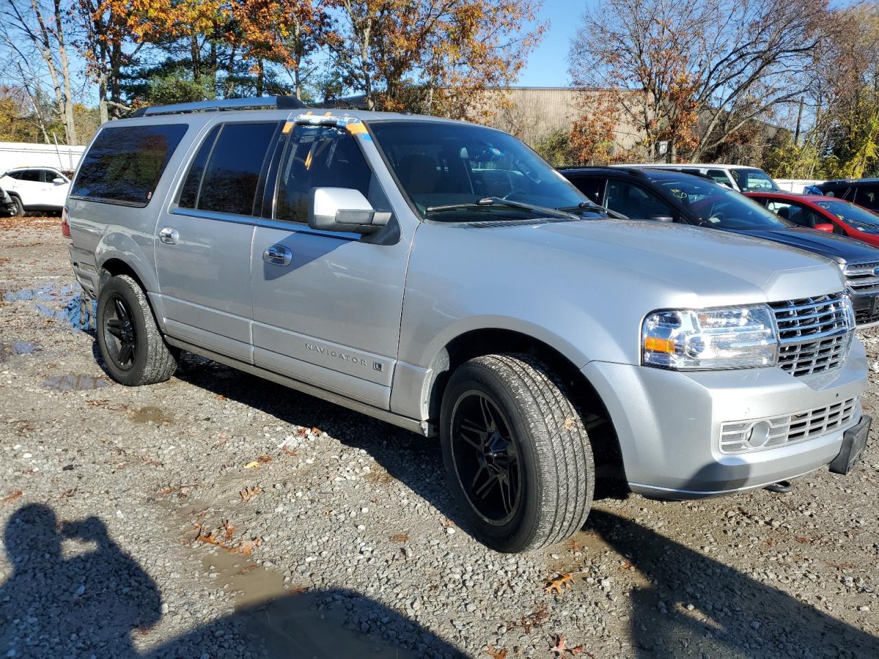 Photo 3 VIN: 5LMJJ3H53BEJ05522 - LINCOLN NAVIGATOR 