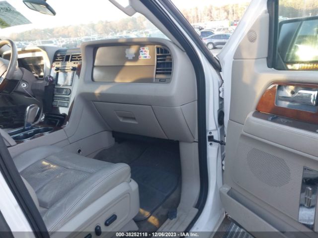 Photo 4 VIN: 5LMJJ3H58DEL06691 - LINCOLN NAVIGATOR L 