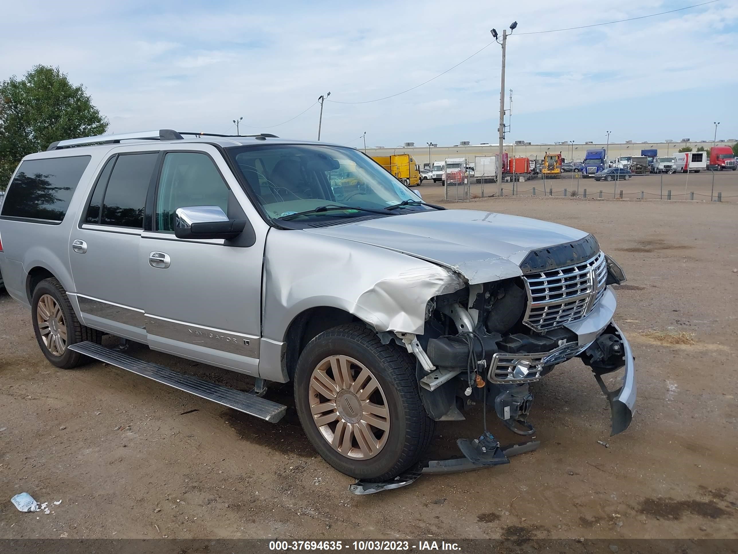 Photo 0 VIN: 5LMJJ3J52BEJ08518 - LINCOLN NAVIGATOR 