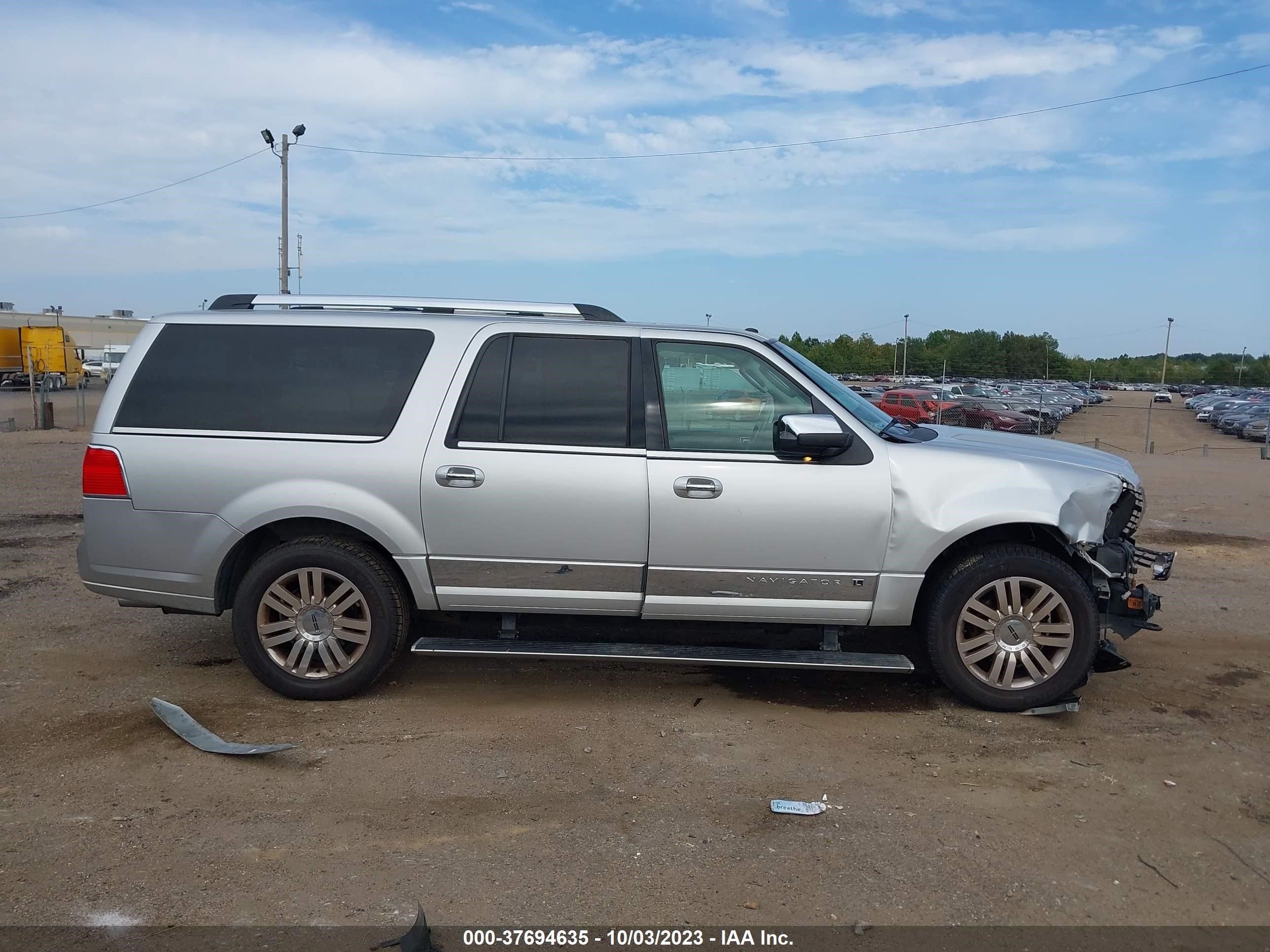 Photo 12 VIN: 5LMJJ3J52BEJ08518 - LINCOLN NAVIGATOR 