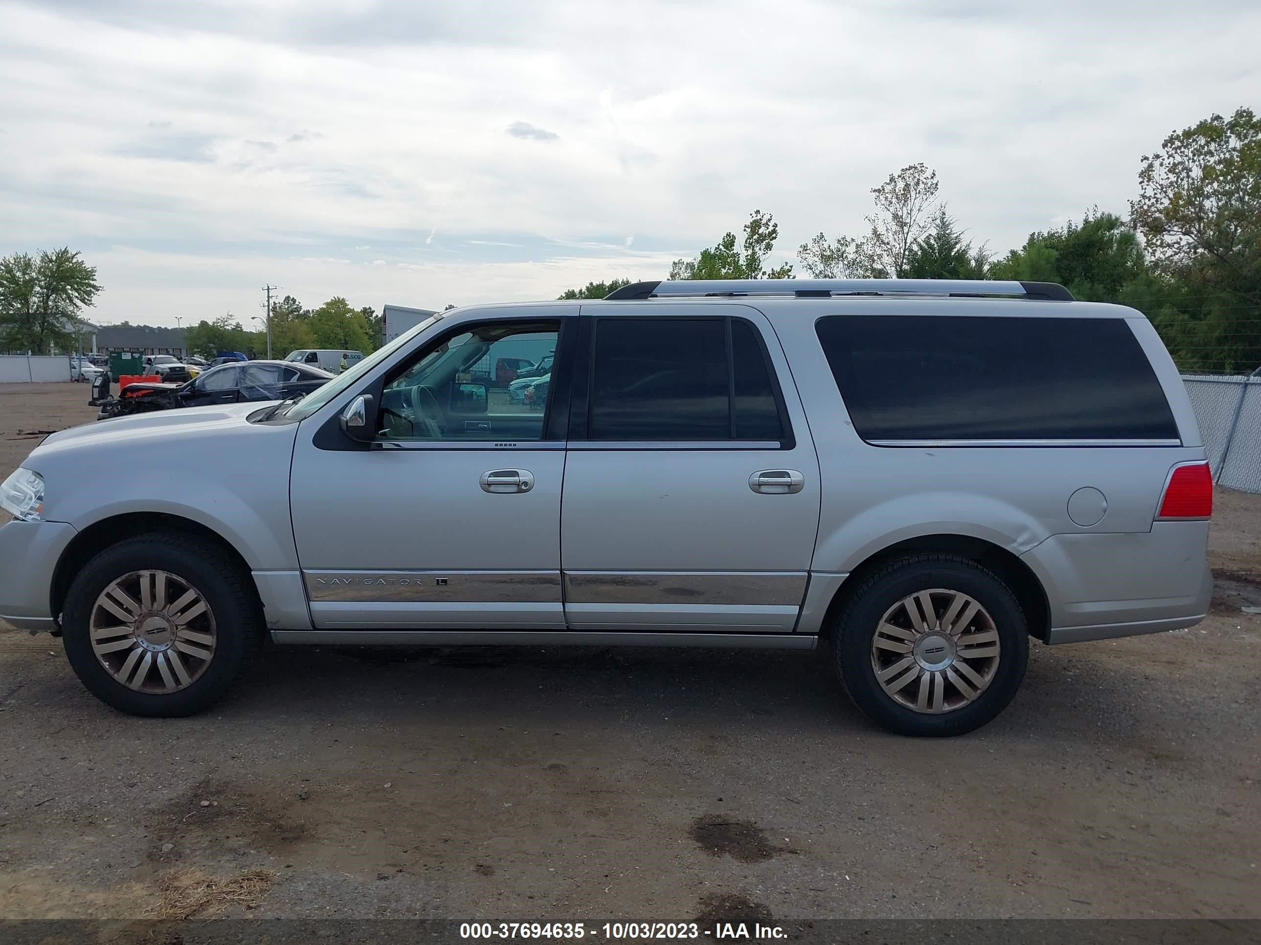 Photo 13 VIN: 5LMJJ3J52BEJ08518 - LINCOLN NAVIGATOR 