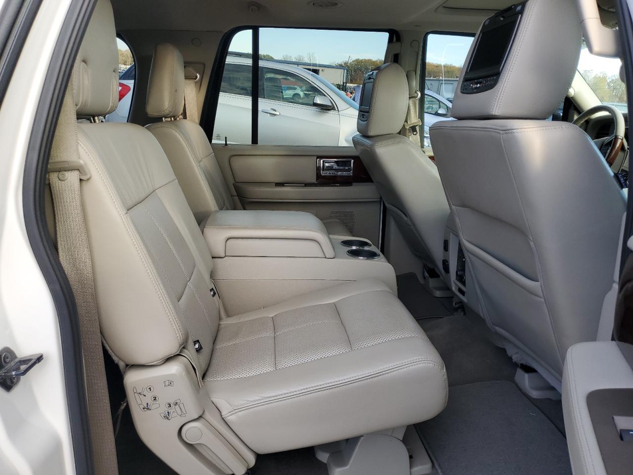 Photo 10 VIN: 5LMJJ3J52DEL06213 - LINCOLN NAVIGATOR 