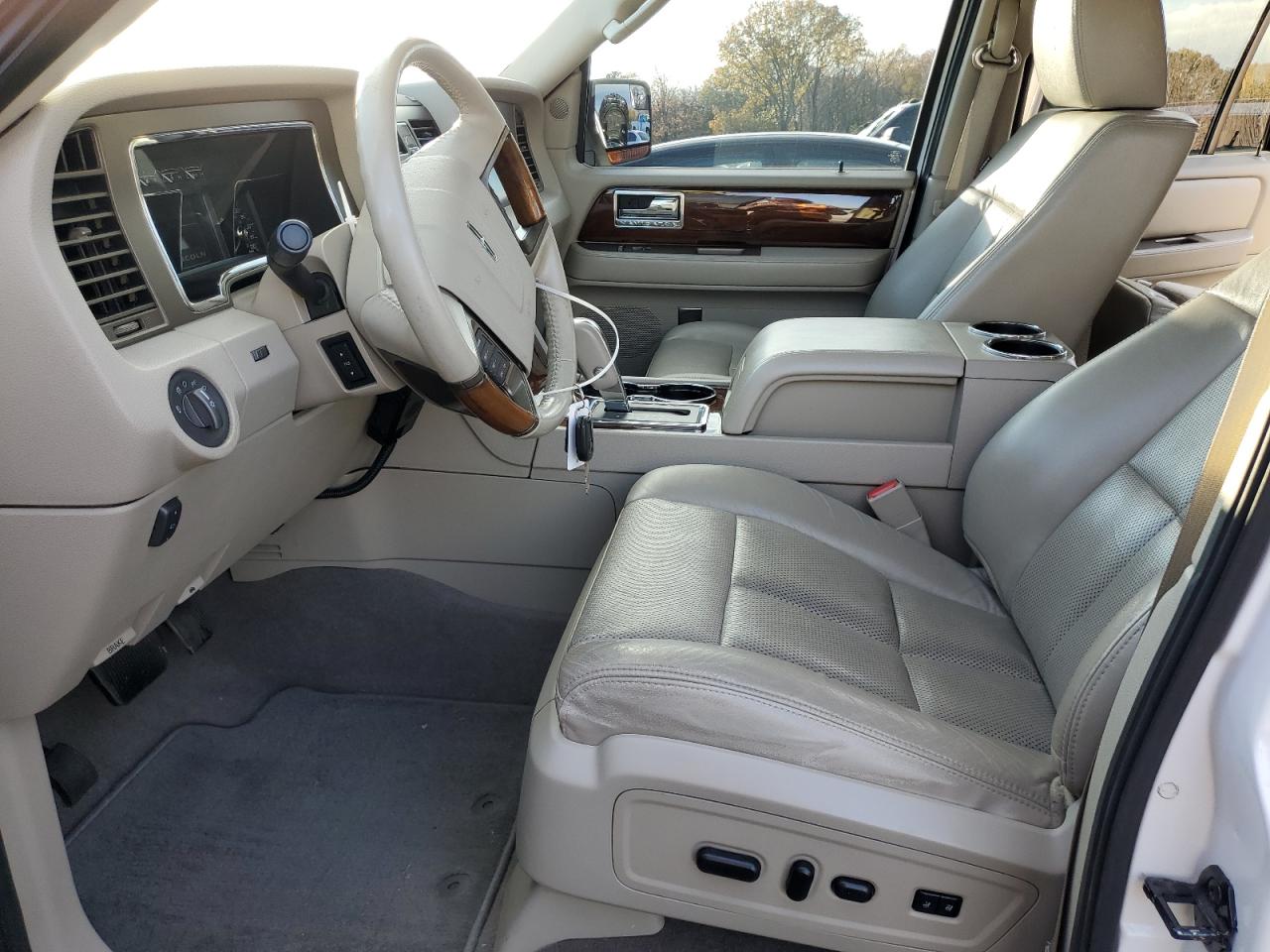 Photo 6 VIN: 5LMJJ3J52DEL06213 - LINCOLN NAVIGATOR 