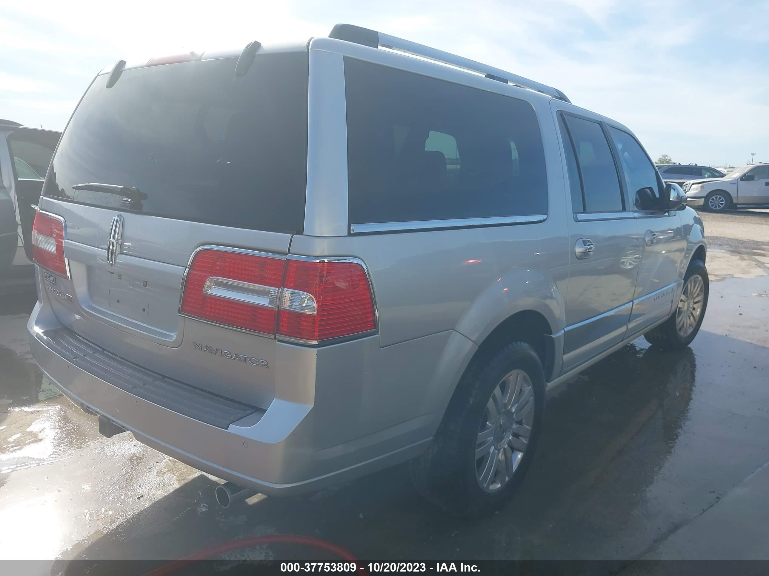 Photo 3 VIN: 5LMJJ3J56BEJ02902 - LINCOLN NAVIGATOR 