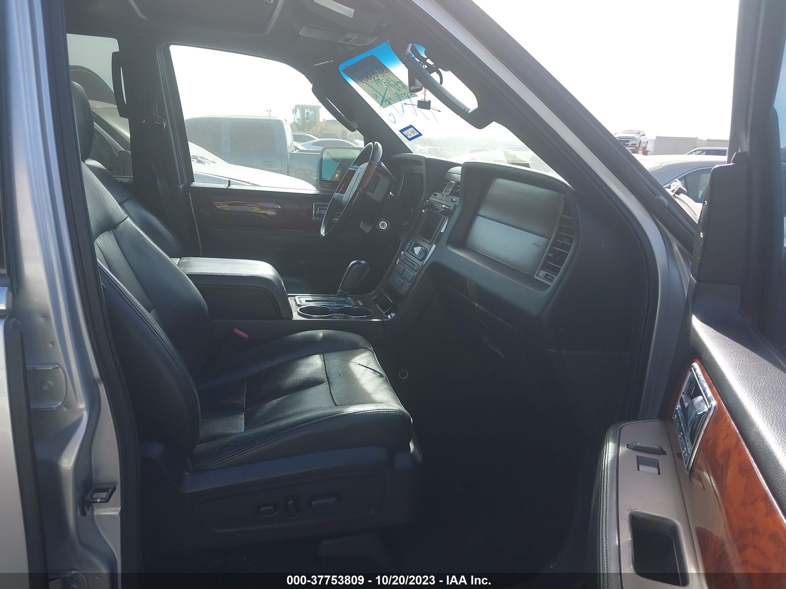 Photo 4 VIN: 5LMJJ3J56BEJ02902 - LINCOLN NAVIGATOR 