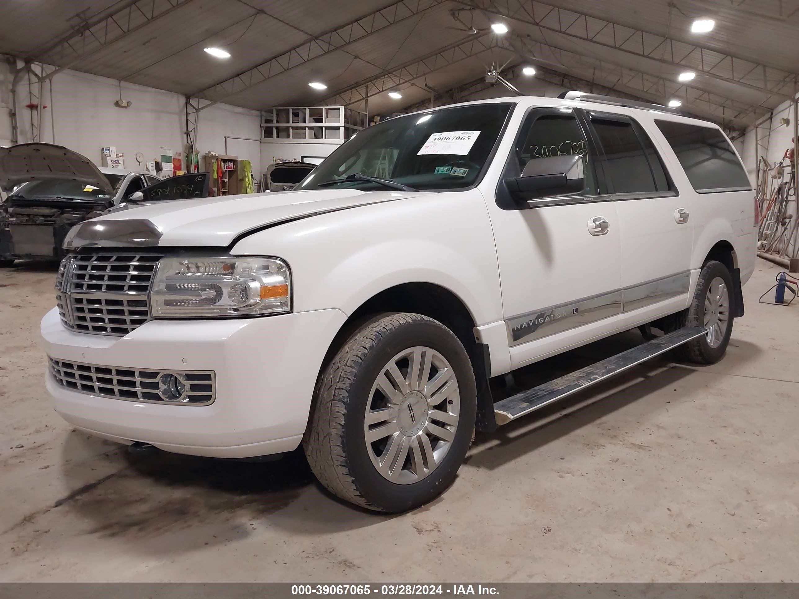 Photo 1 VIN: 5LMJJ3J57BEJ00463 - LINCOLN NAVIGATOR 