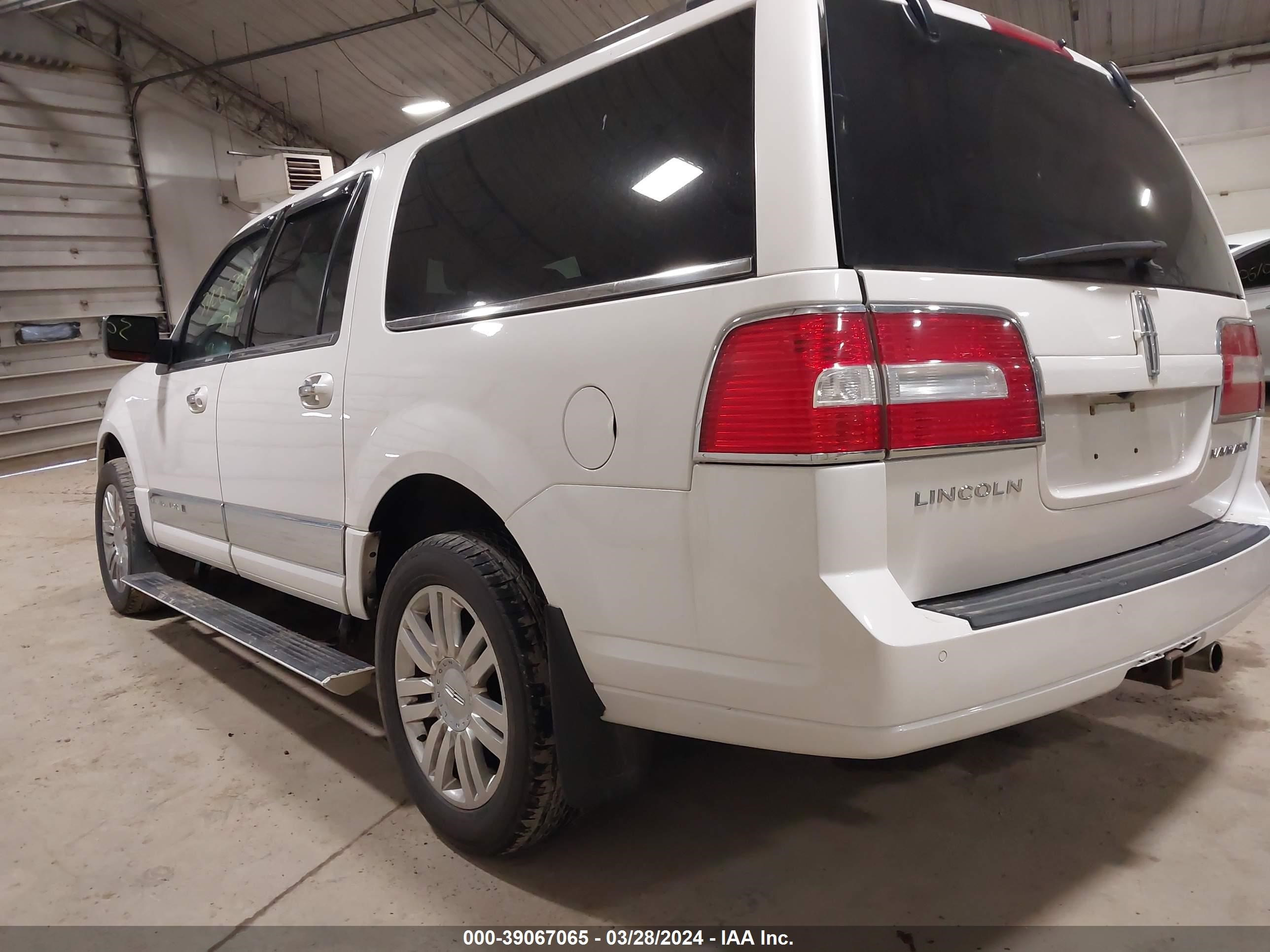 Photo 2 VIN: 5LMJJ3J57BEJ00463 - LINCOLN NAVIGATOR 