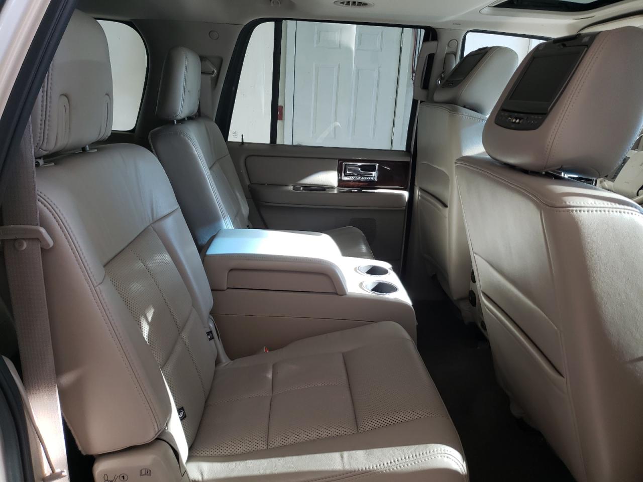 Photo 10 VIN: 5LMJJ3J57BEJ08515 - LINCOLN NAVIGATOR 