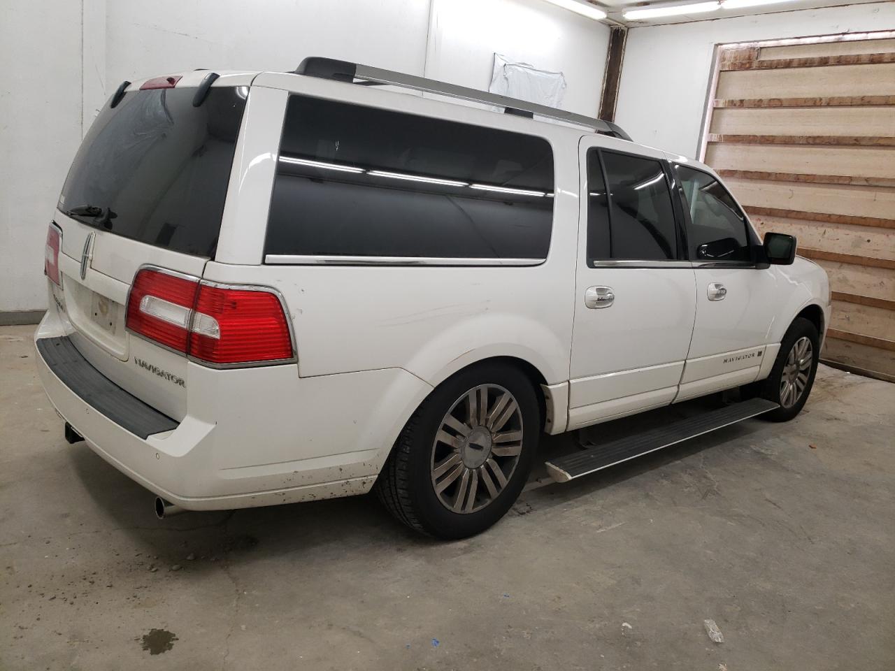 Photo 2 VIN: 5LMJJ3J57BEJ08515 - LINCOLN NAVIGATOR 